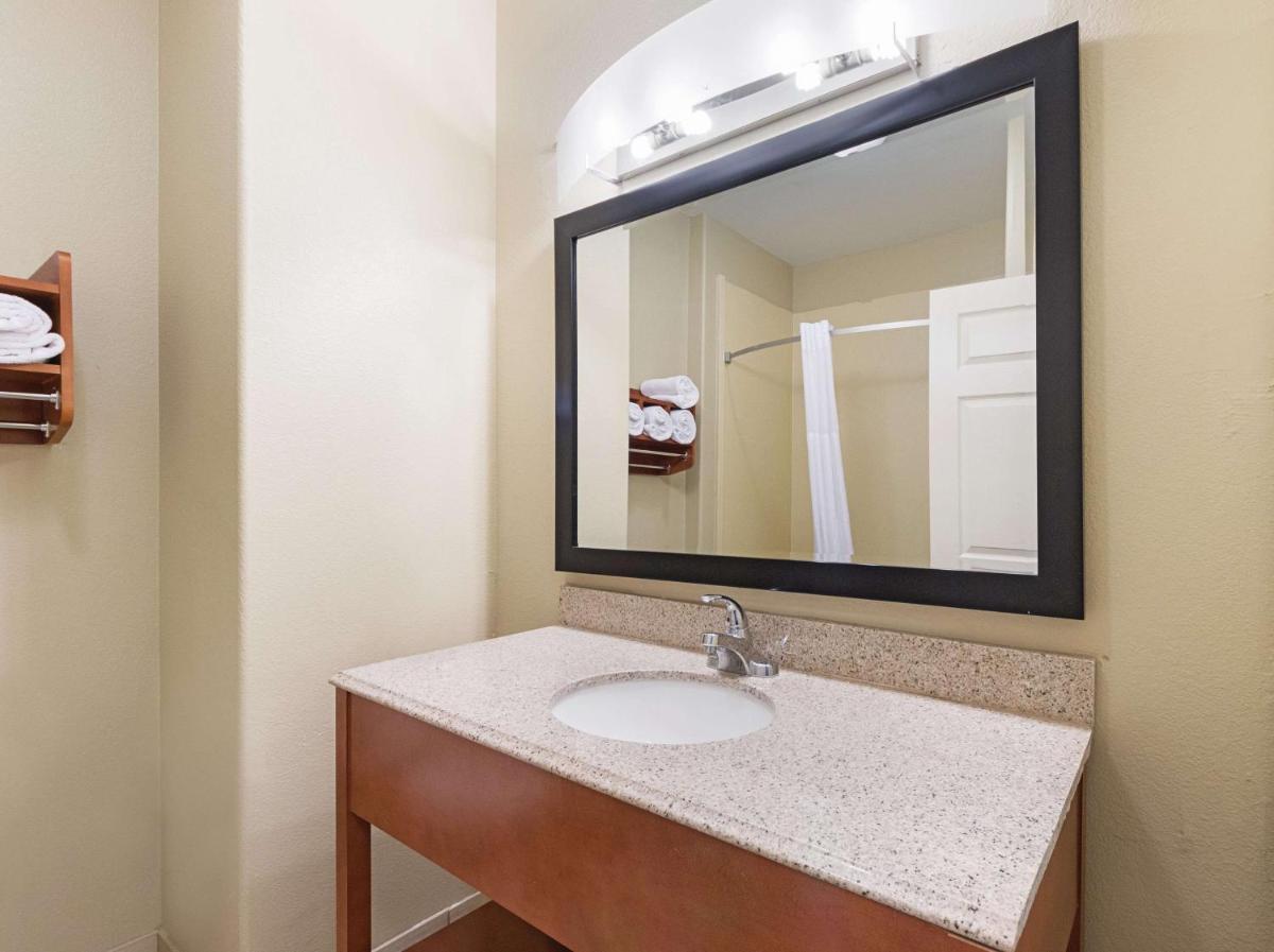La Quinta by Wyndham Mathis photo 15