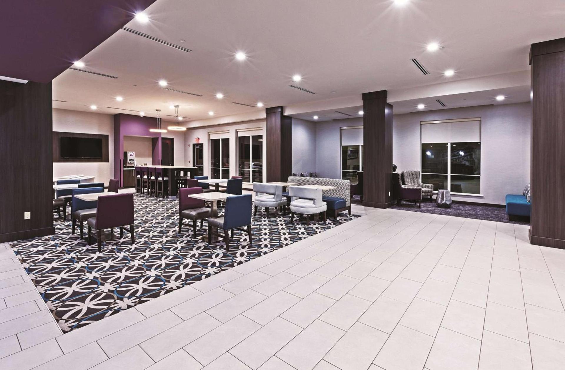Comfort Inn & Suites photo 24