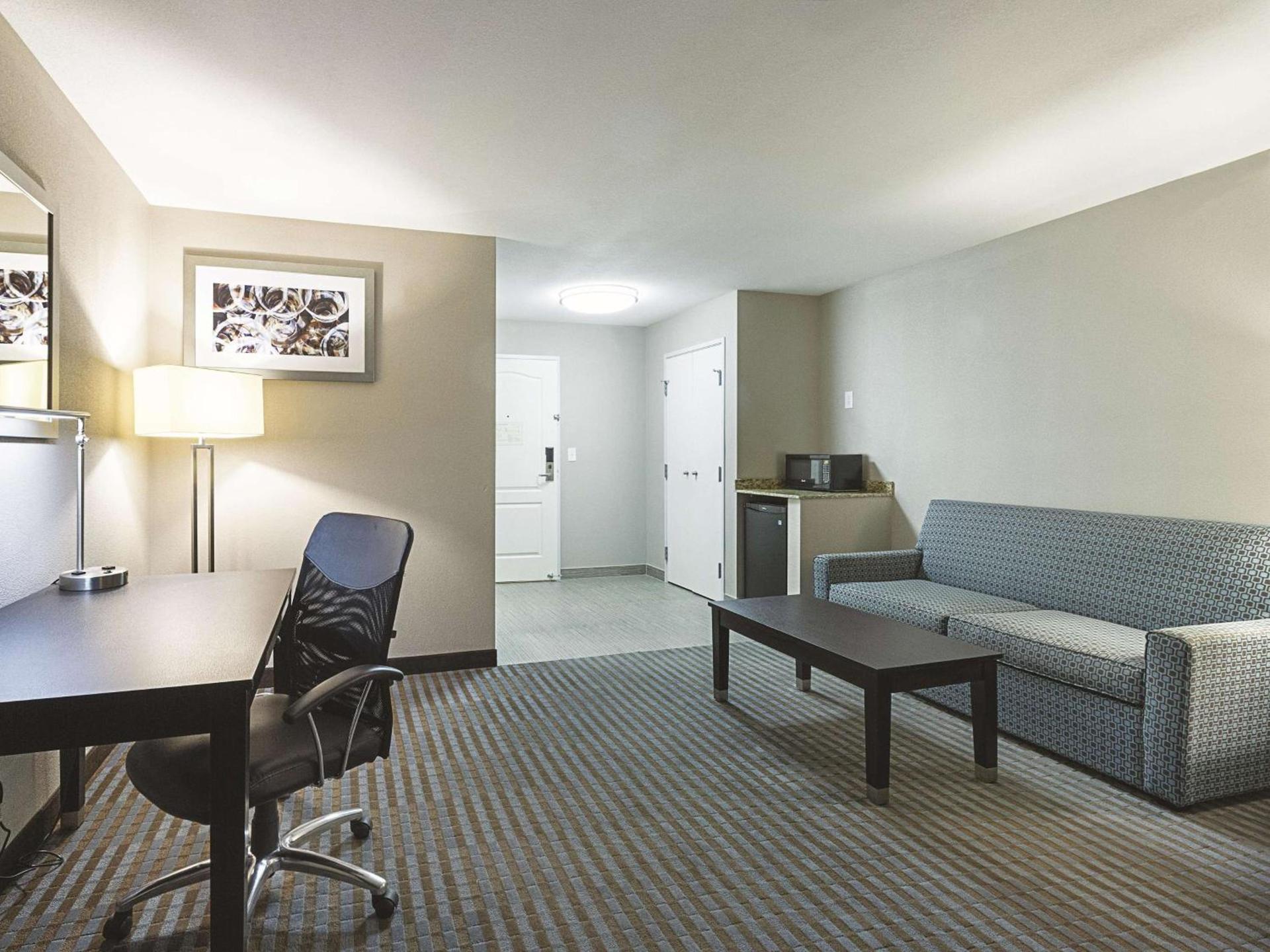 La Quinta Inn & Suites Casino and Bar by Wyndham Glendive photo 24