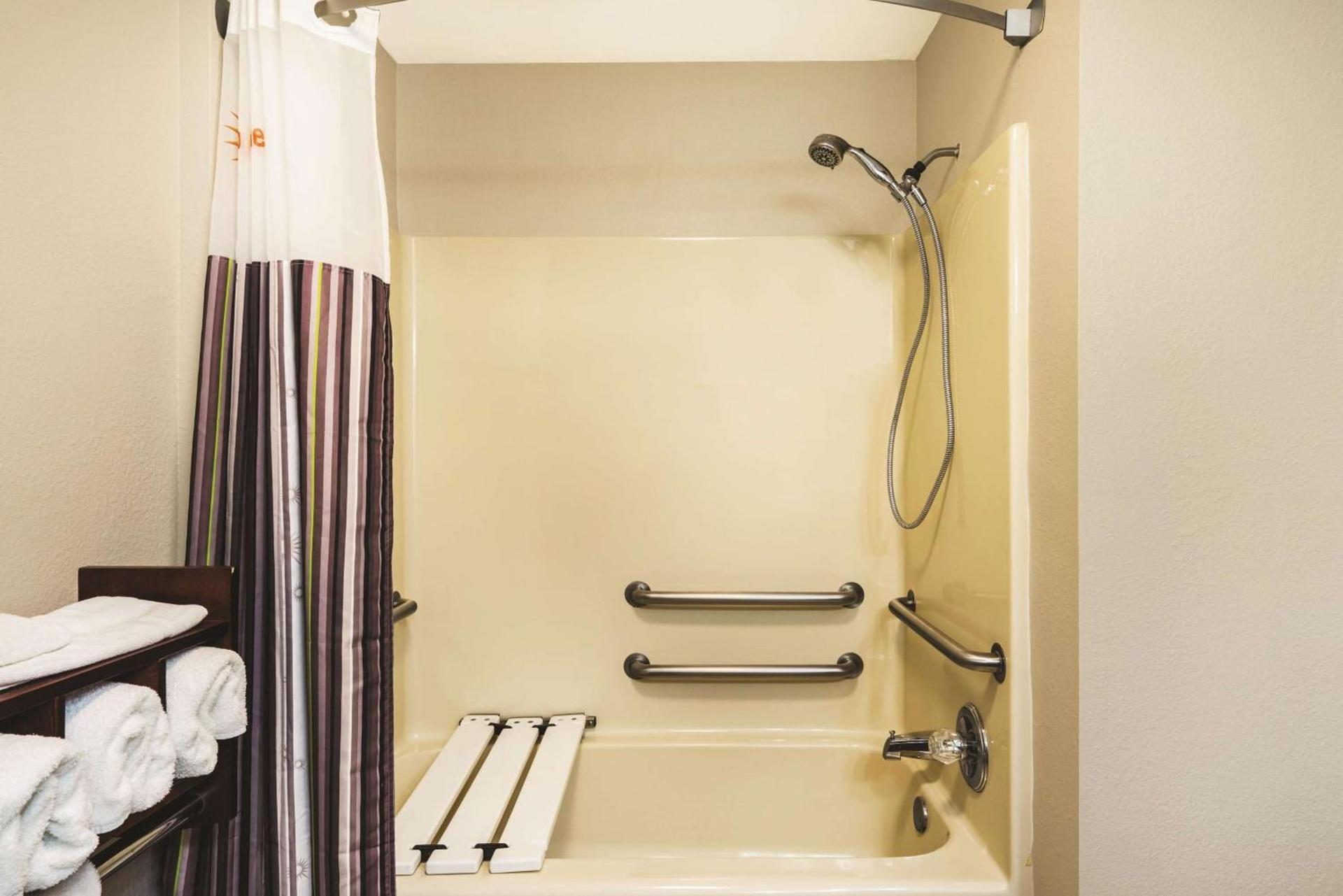 La Quinta Inn & Suites by Wyndham Louisville East photo 20