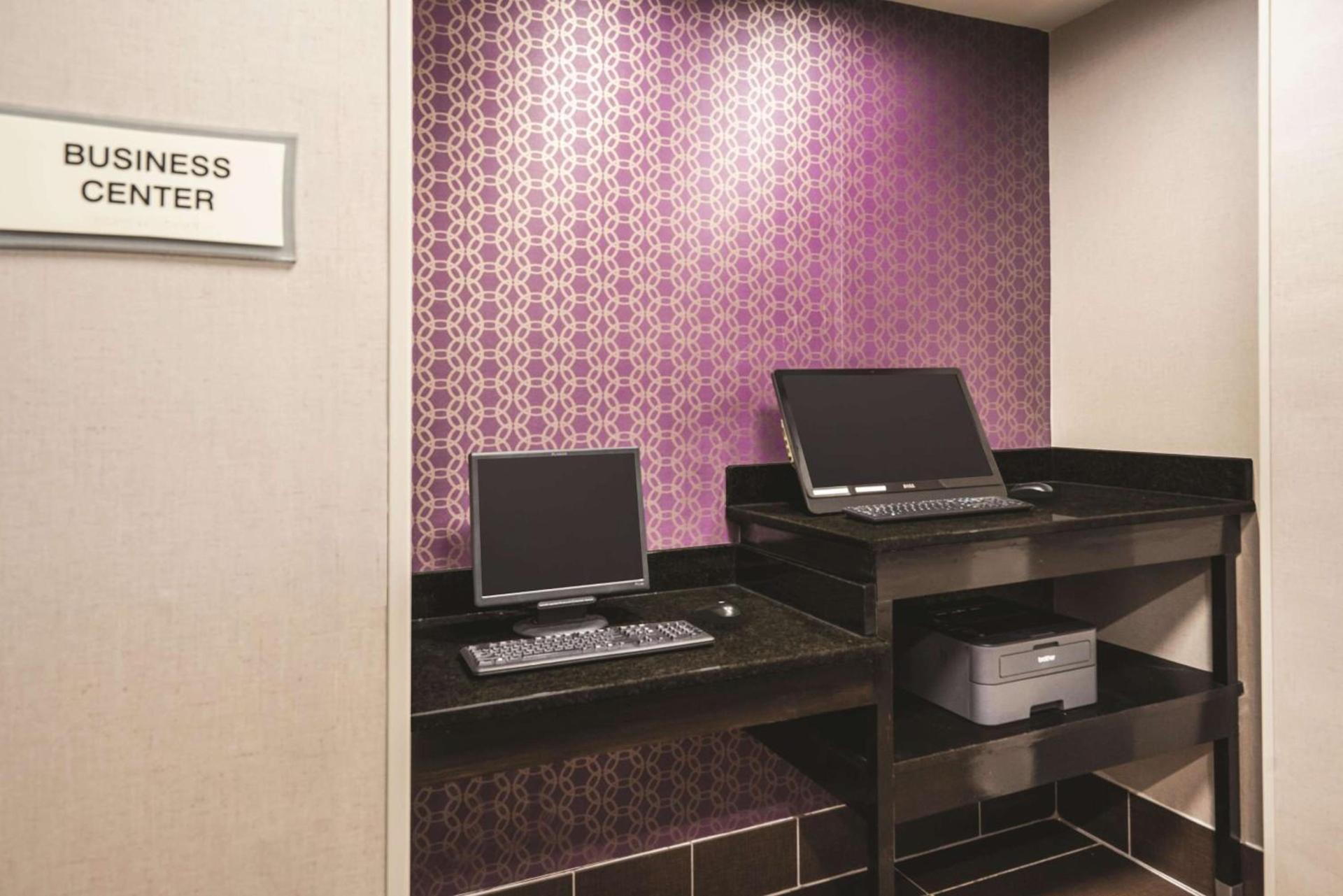 La Quinta Inn & Suites by Wyndham Louisville East photo 17