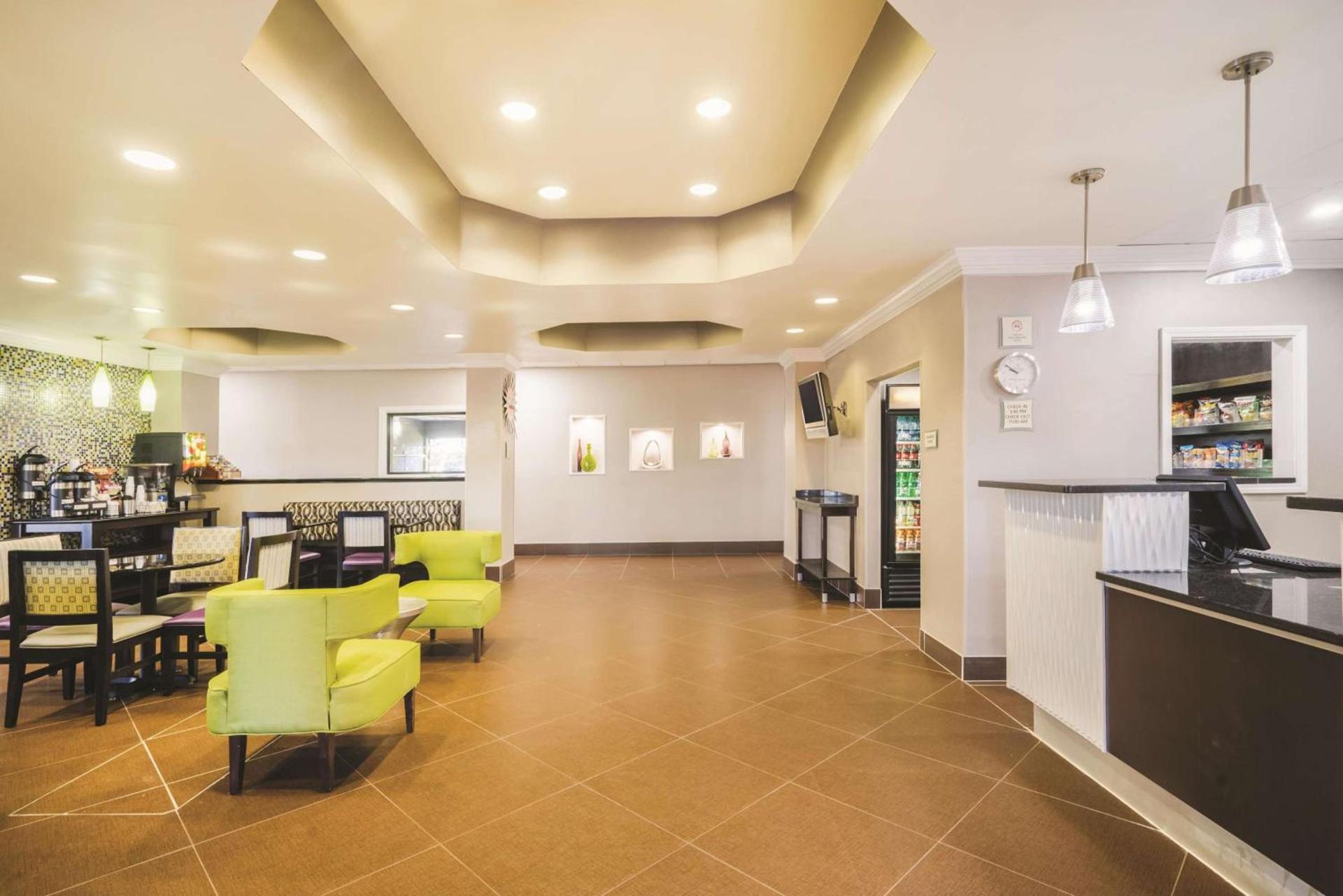 La Quinta Inn & Suites by Wyndham Louisville East photo 16