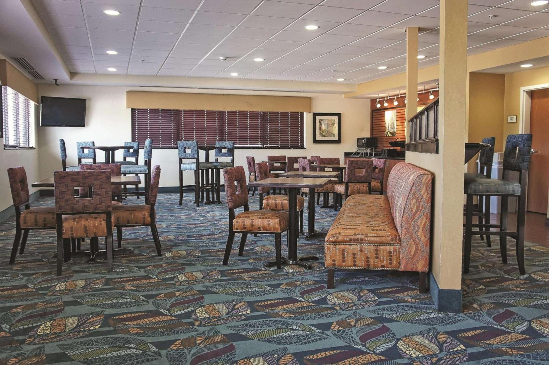 La Quinta by Wyndham Edmond photo 37