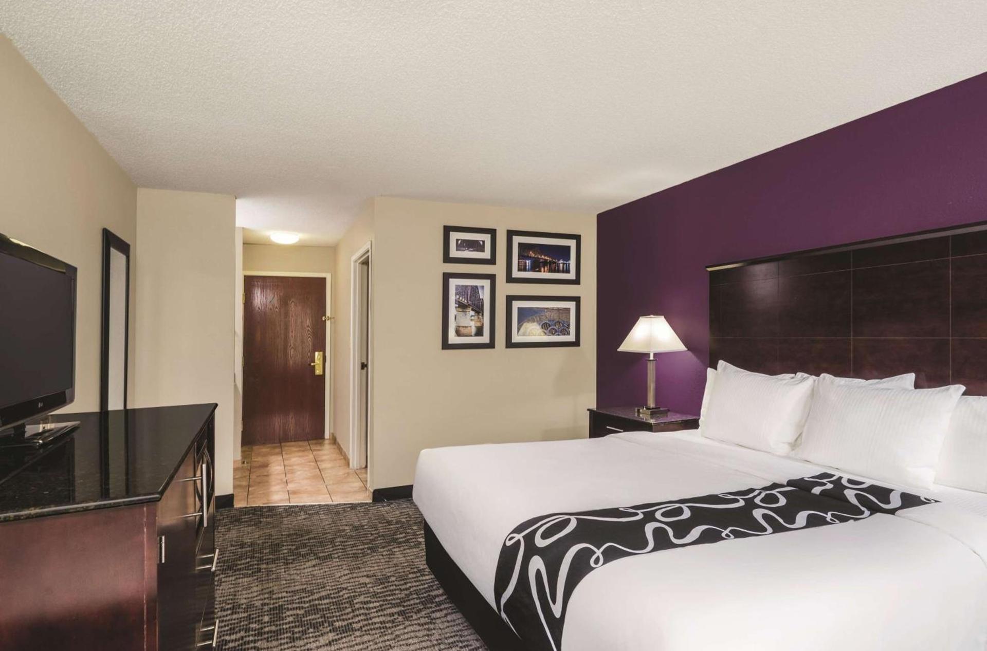 La Quinta Inn & Suites by Wyndham Louisville East photo 14