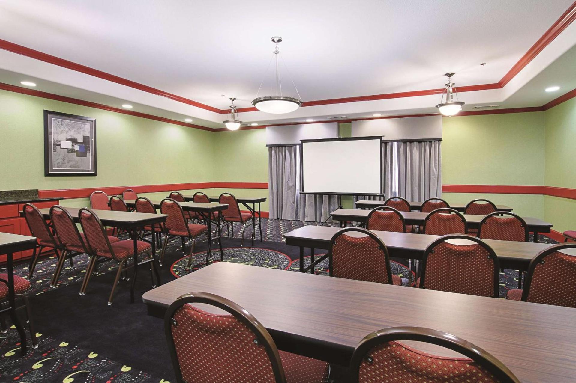 La Quinta Inn & Suites by Wyndham South Dallas - Hutchins photo 6