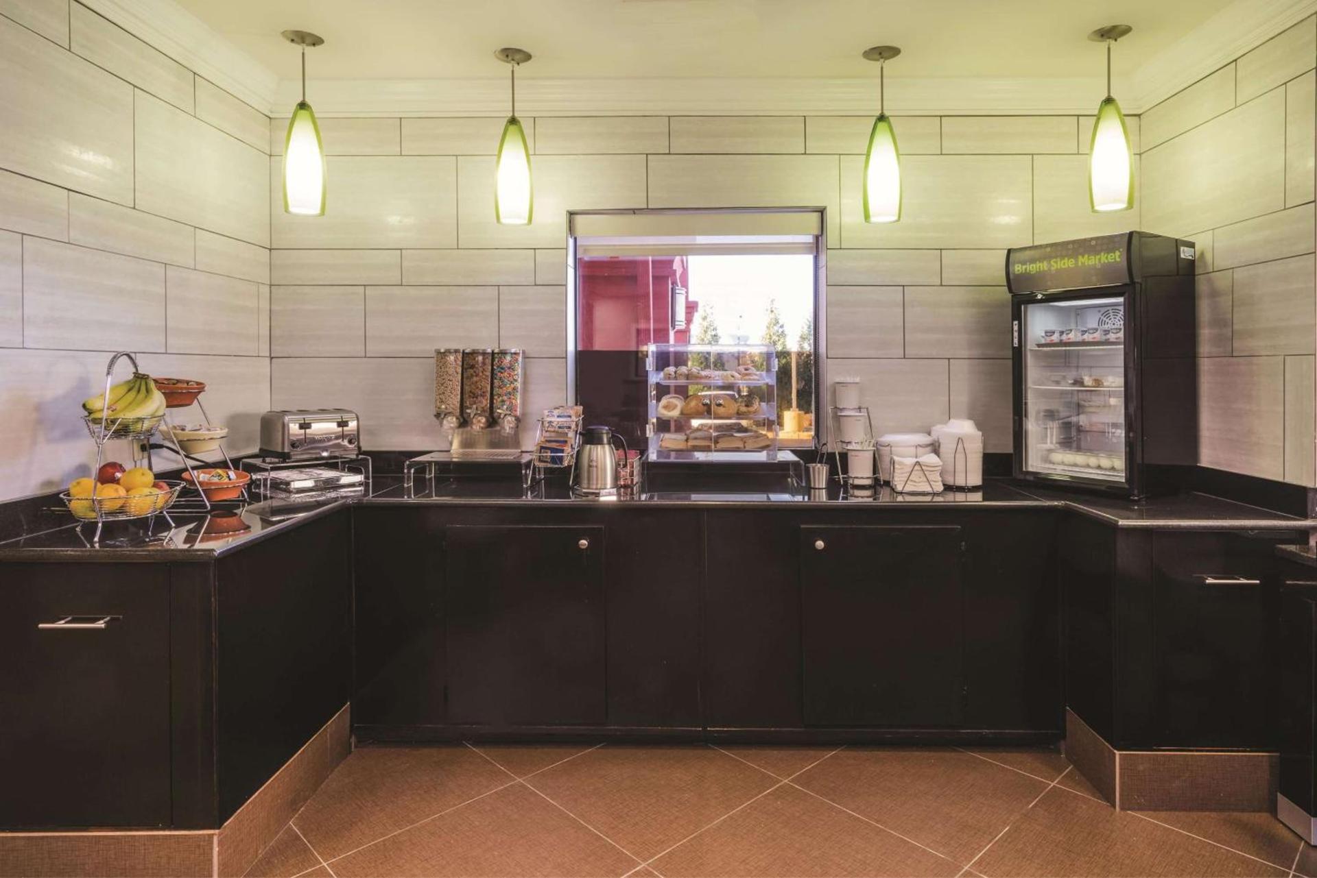 La Quinta Inn & Suites by Wyndham Louisville East photo 11