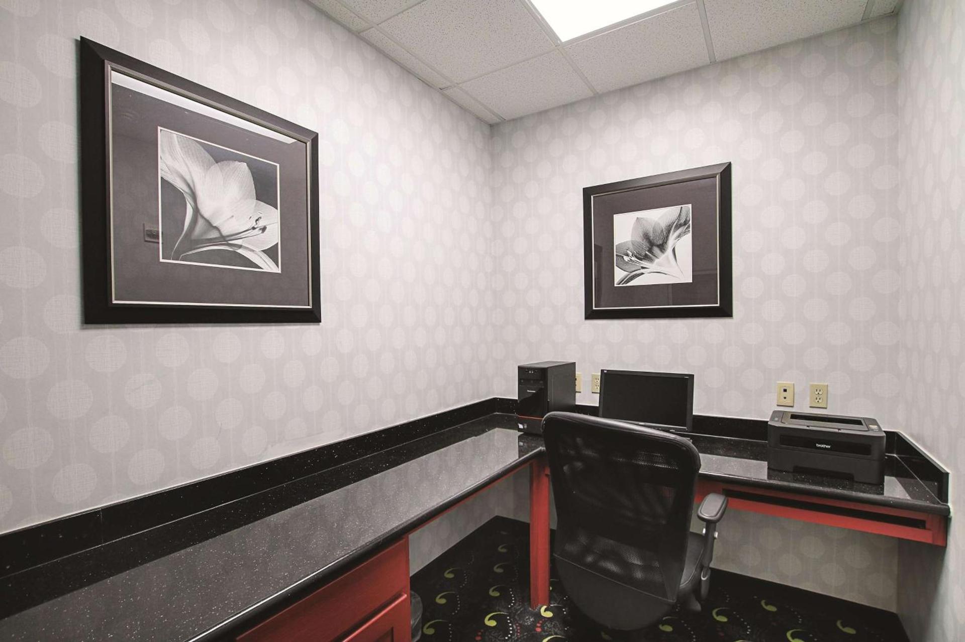 La Quinta Inn & Suites by Wyndham South Dallas - Hutchins photo 3