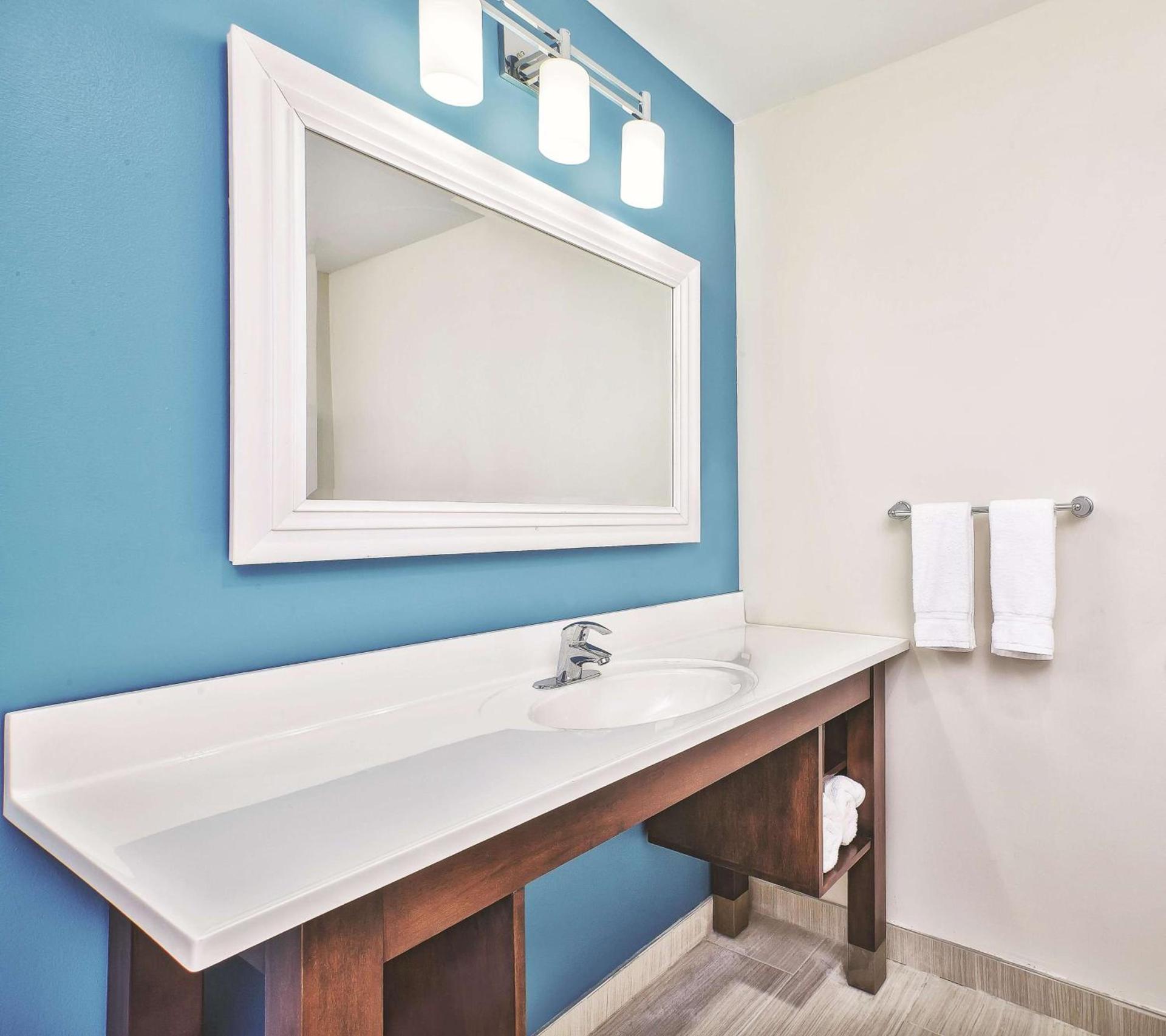 La Quinta by Wyndham Niagara Falls photo 11