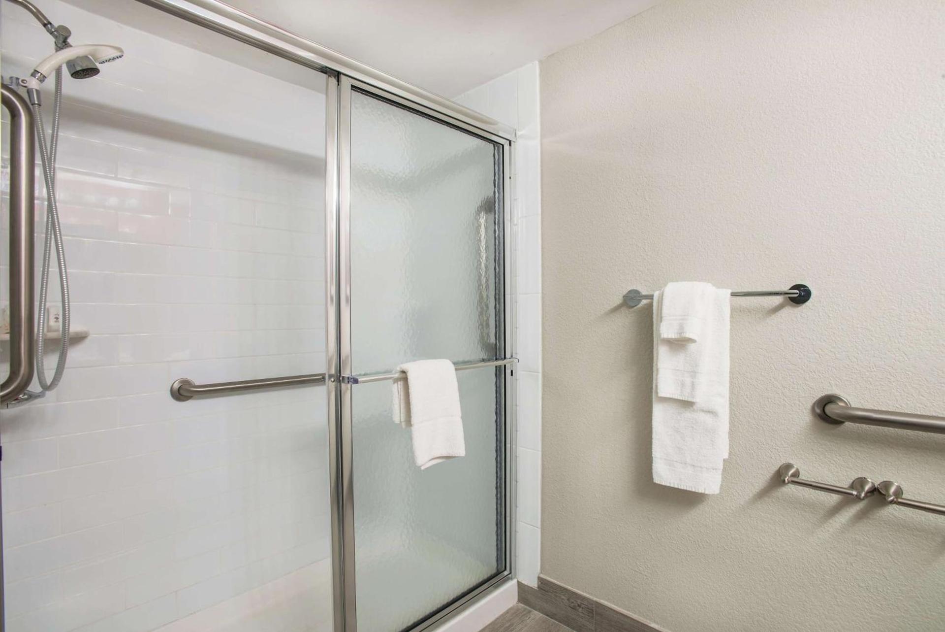 La Quinta Inn & Suites by Wyndham DC Metro Capital Beltway photo 30