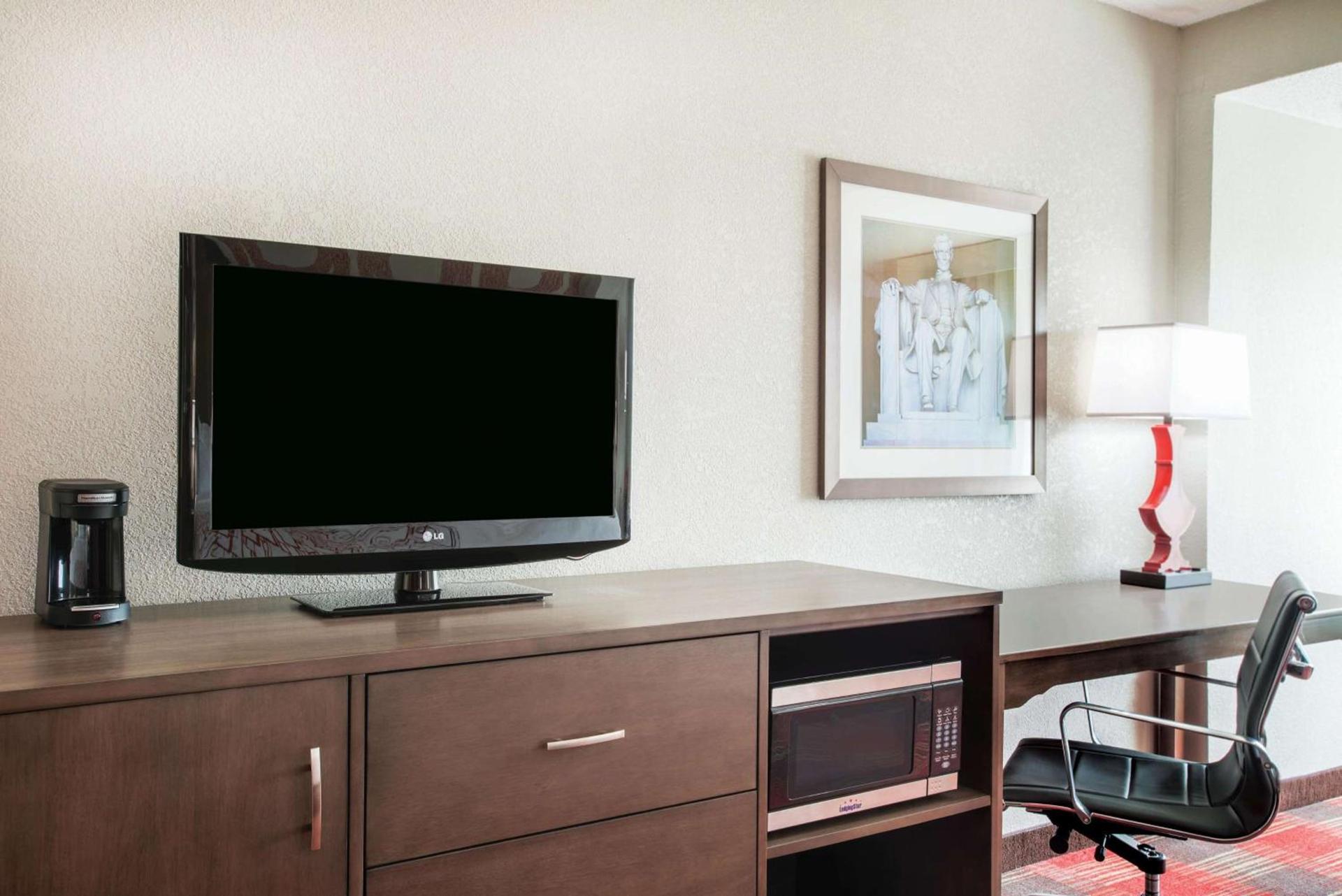La Quinta Inn & Suites by Wyndham DC Metro Capital Beltway photo 34