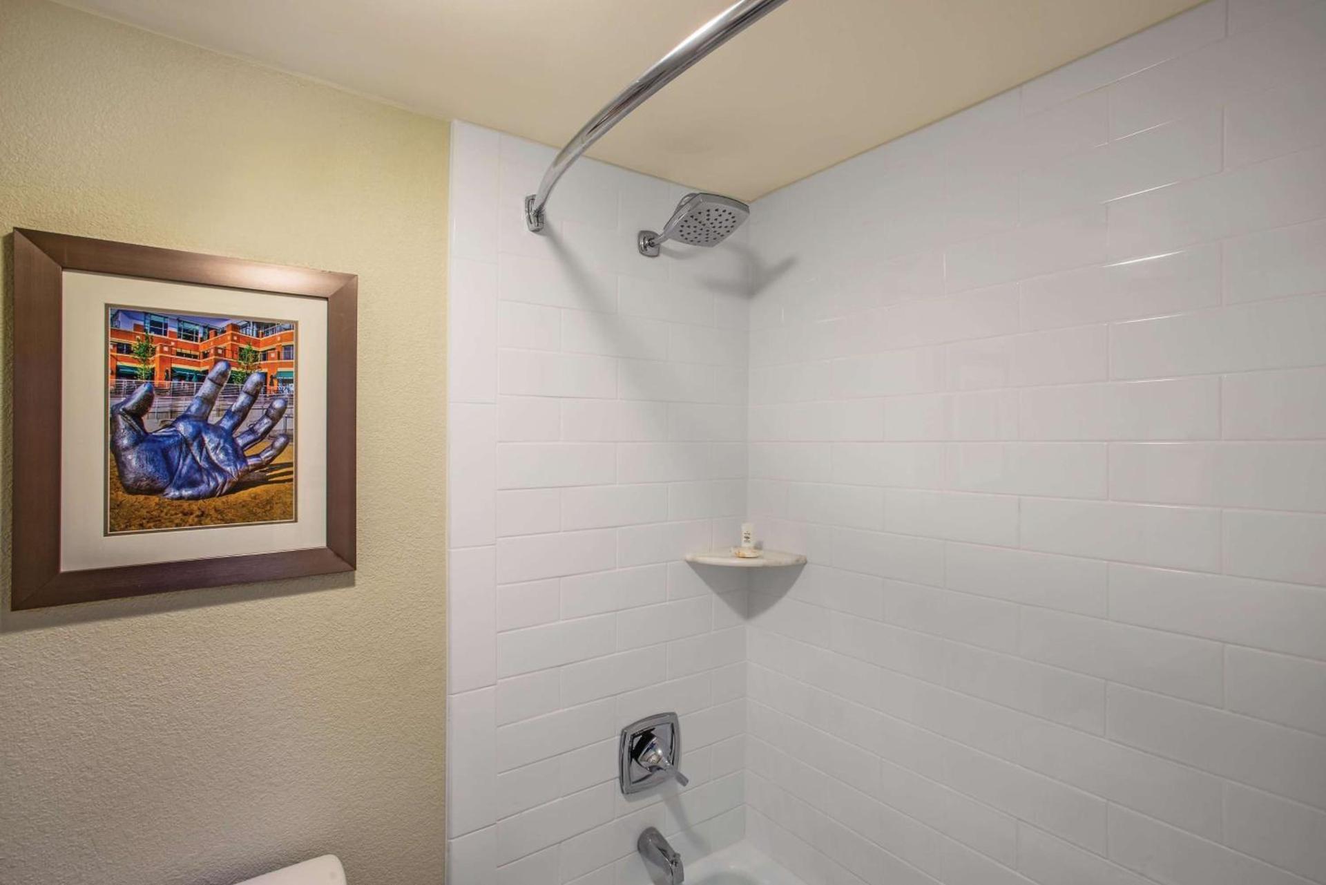 La Quinta Inn & Suites by Wyndham DC Metro Capital Beltway photo 36