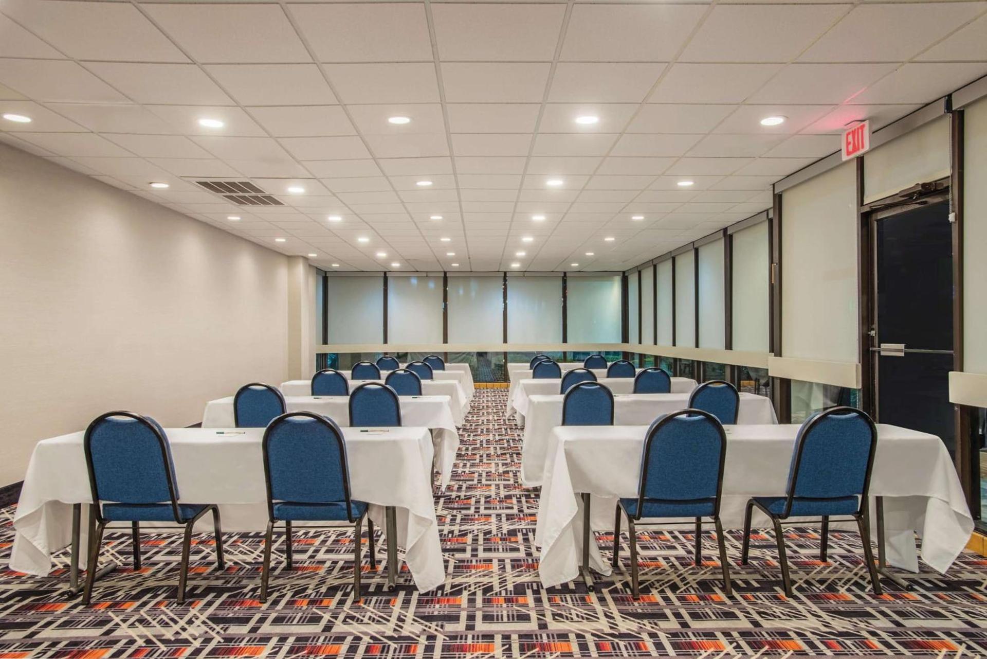 La Quinta Inn & Suites by Wyndham DC Metro Capital Beltway photo 20