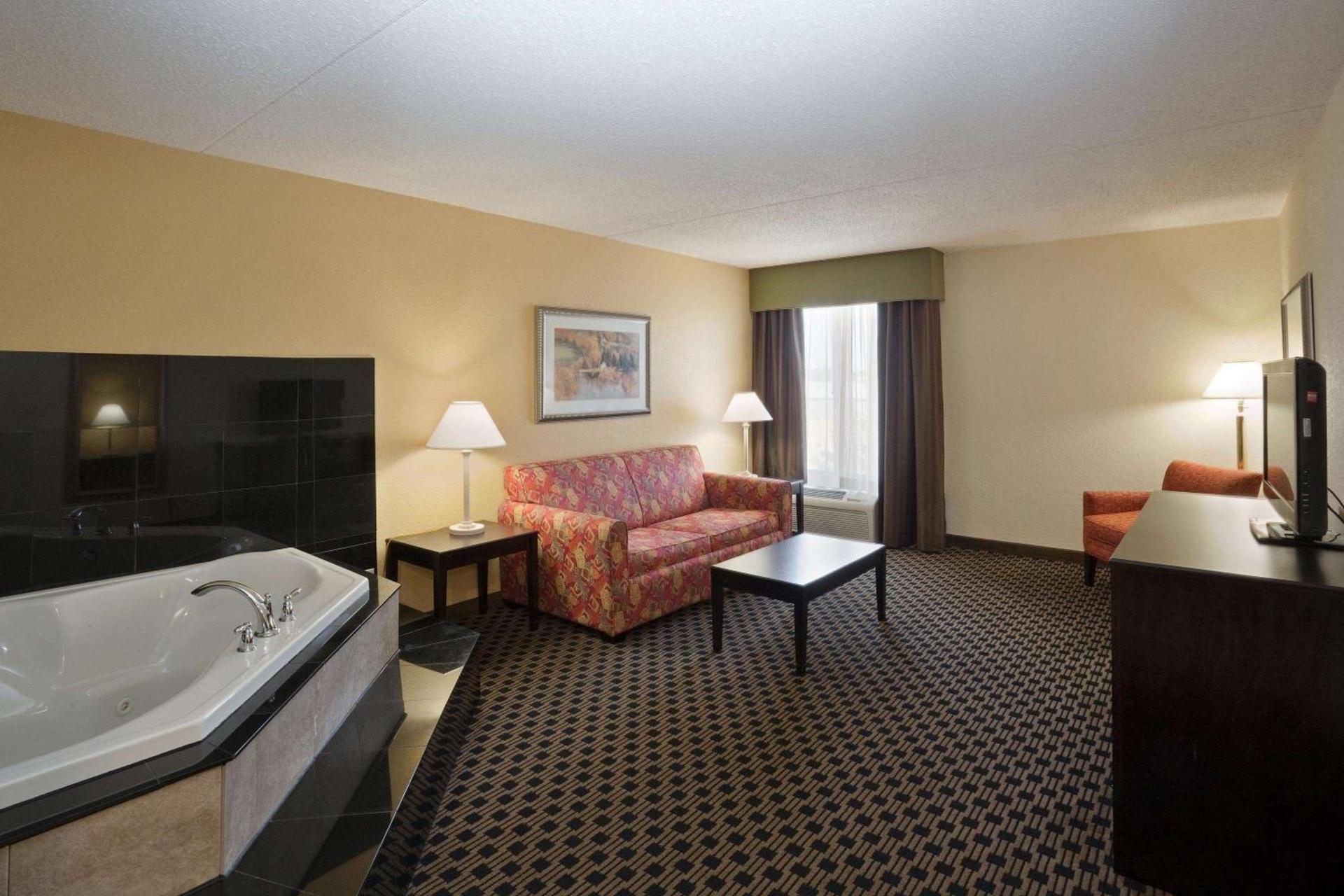 La Quinta by Wyndham Salina photo 52