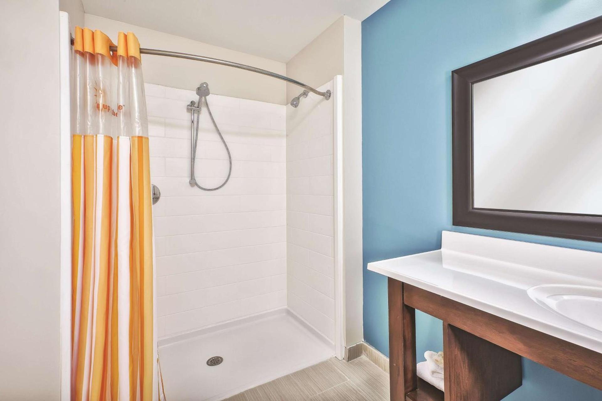 La Quinta by Wyndham Niagara Falls photo 9