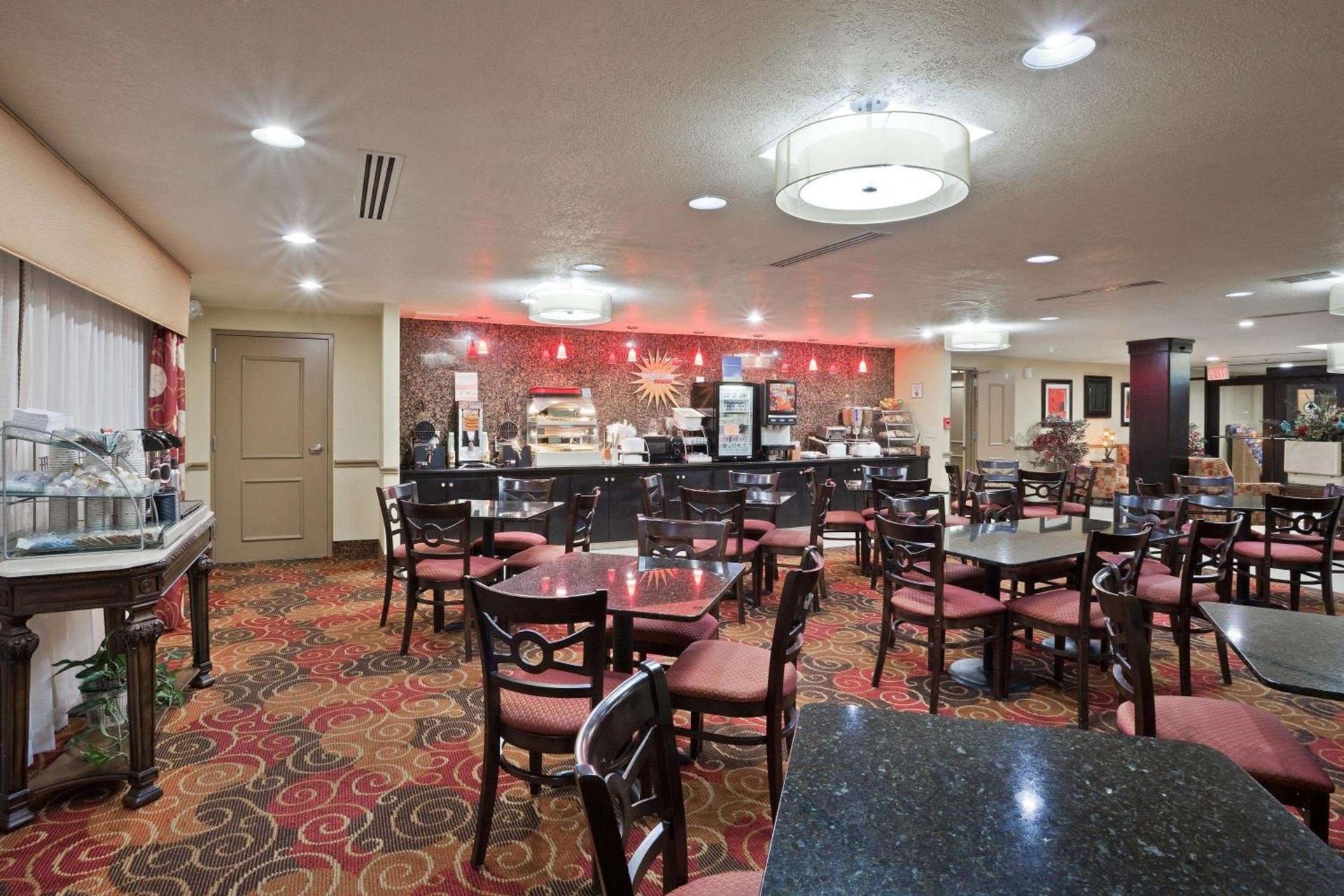 La Quinta by Wyndham Salina photo 49