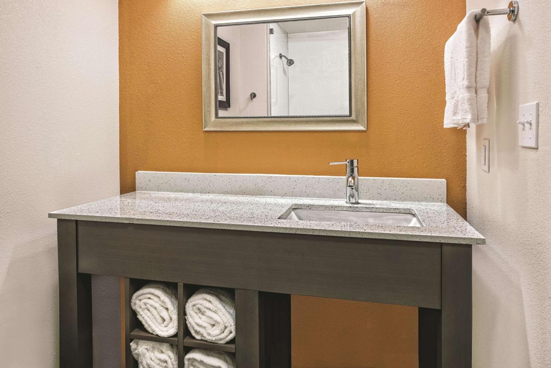 La Quinta by Wyndham San Antonio by Frost Bank Center photo 4