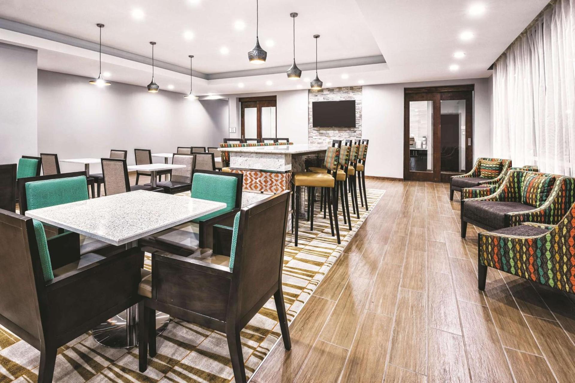 La Quinta by Wyndham San Antonio by Frost Bank Center photo 5