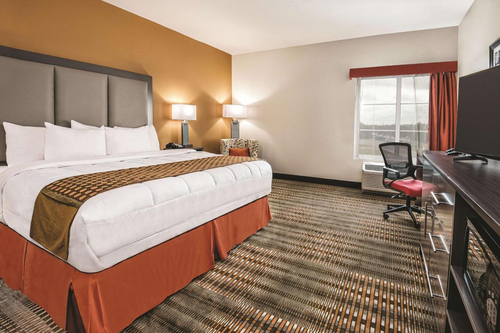 La Quinta by Wyndham San Antonio by Frost Bank Center photo 7
