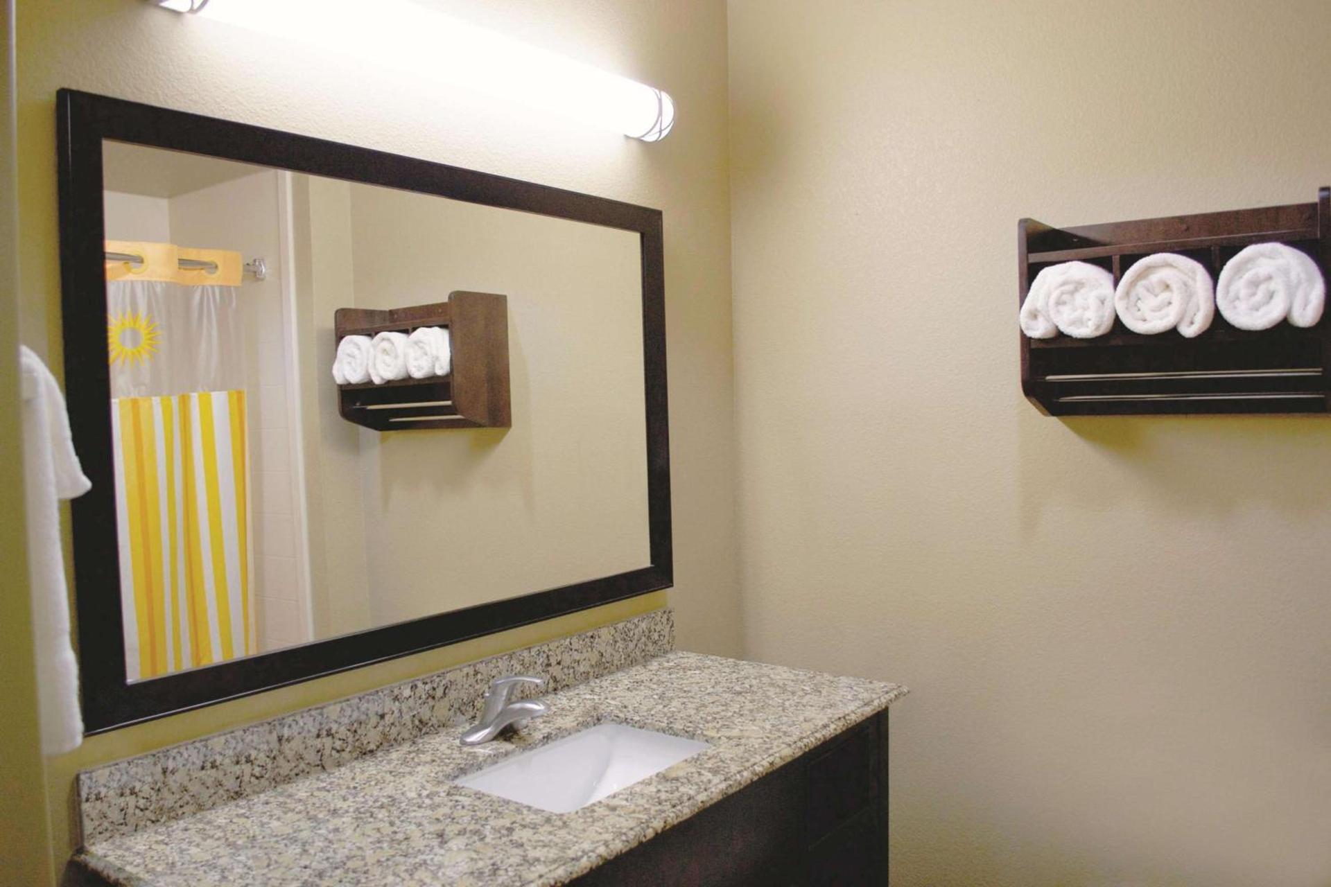 La Quinta by Wyndham Pearsall photo 9