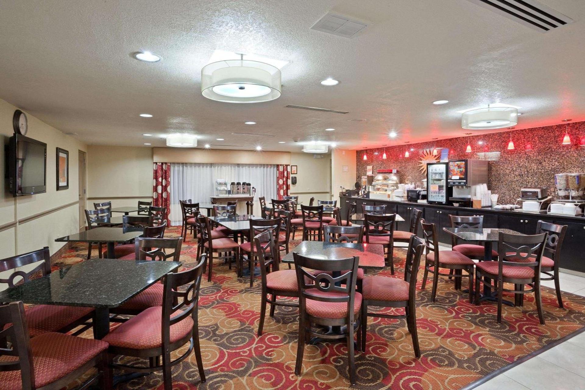 La Quinta by Wyndham Salina photo 43