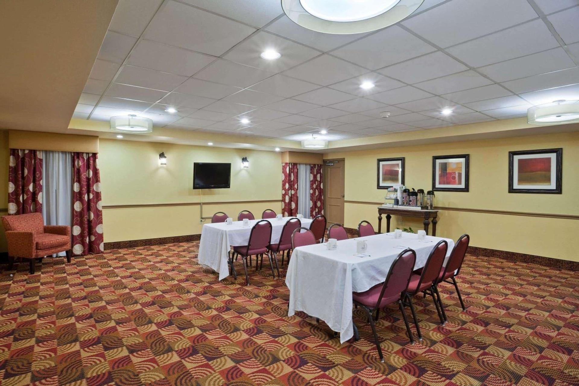 La Quinta by Wyndham Salina photo 42
