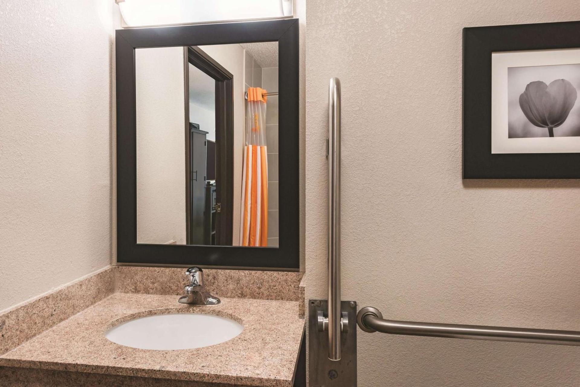 La Quinta by Wyndham Norwich-Plainfield-Casino photo 12