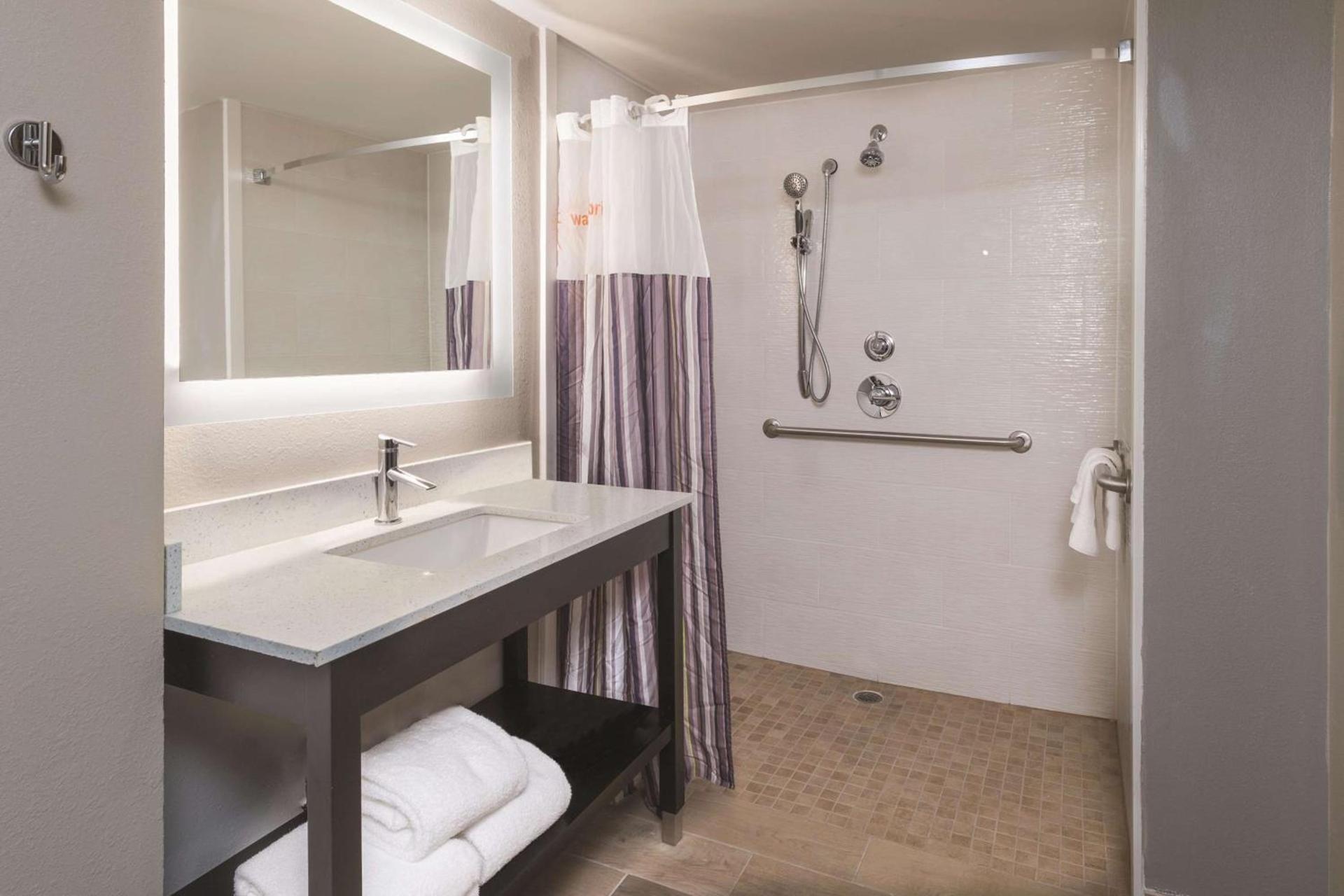 La Quinta by Wyndham Kennesaw photo 49
