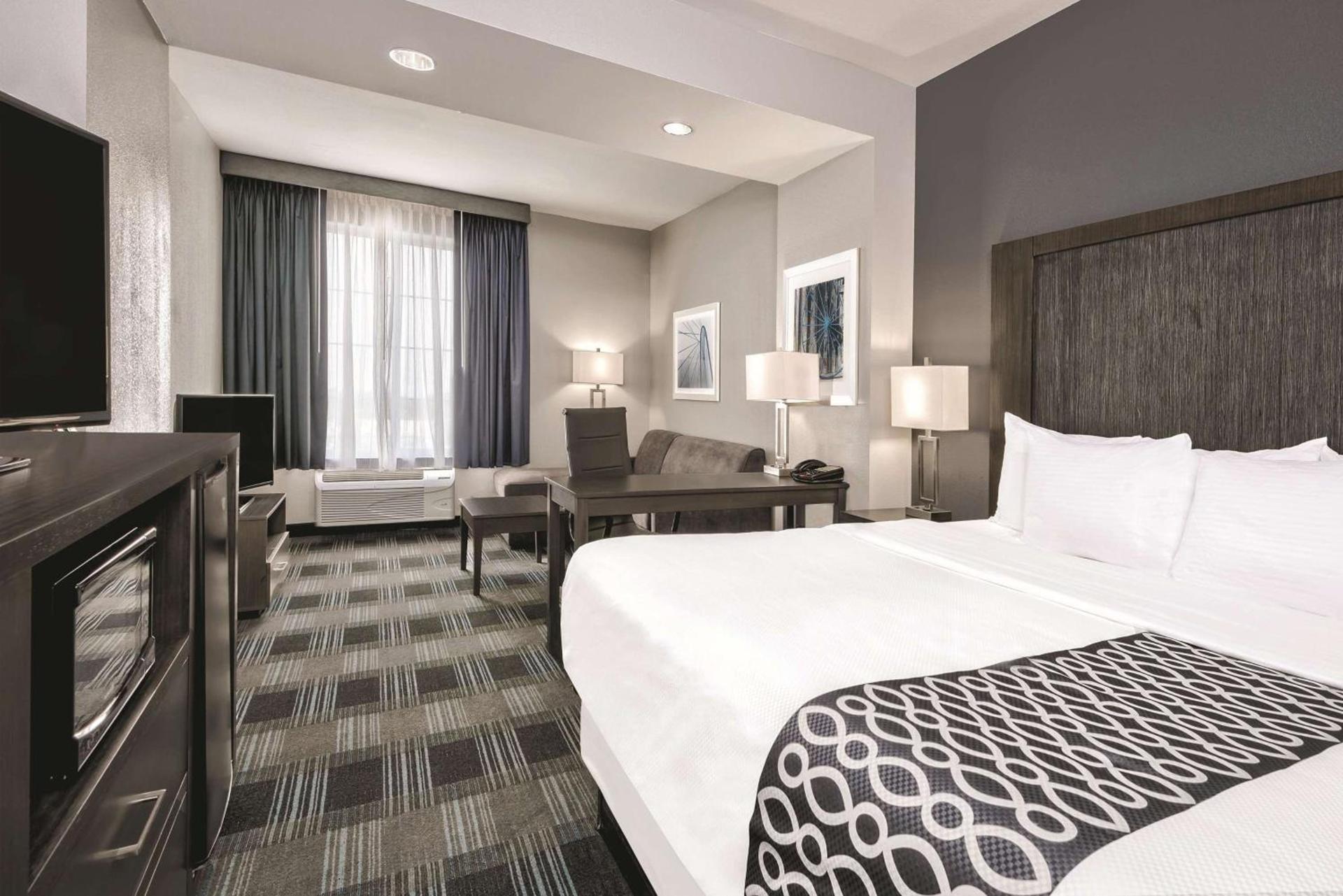 La Quinta by Wyndham Victoria - South photo 12