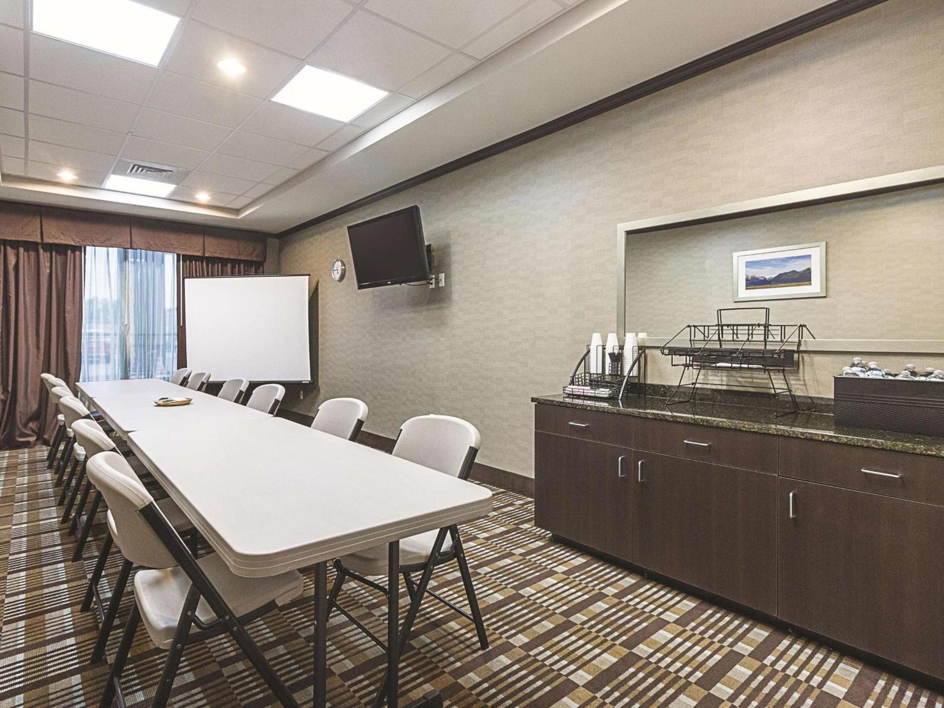 La Quinta Inn & Suites Casino and Bar by Wyndham Glendive photo 18
