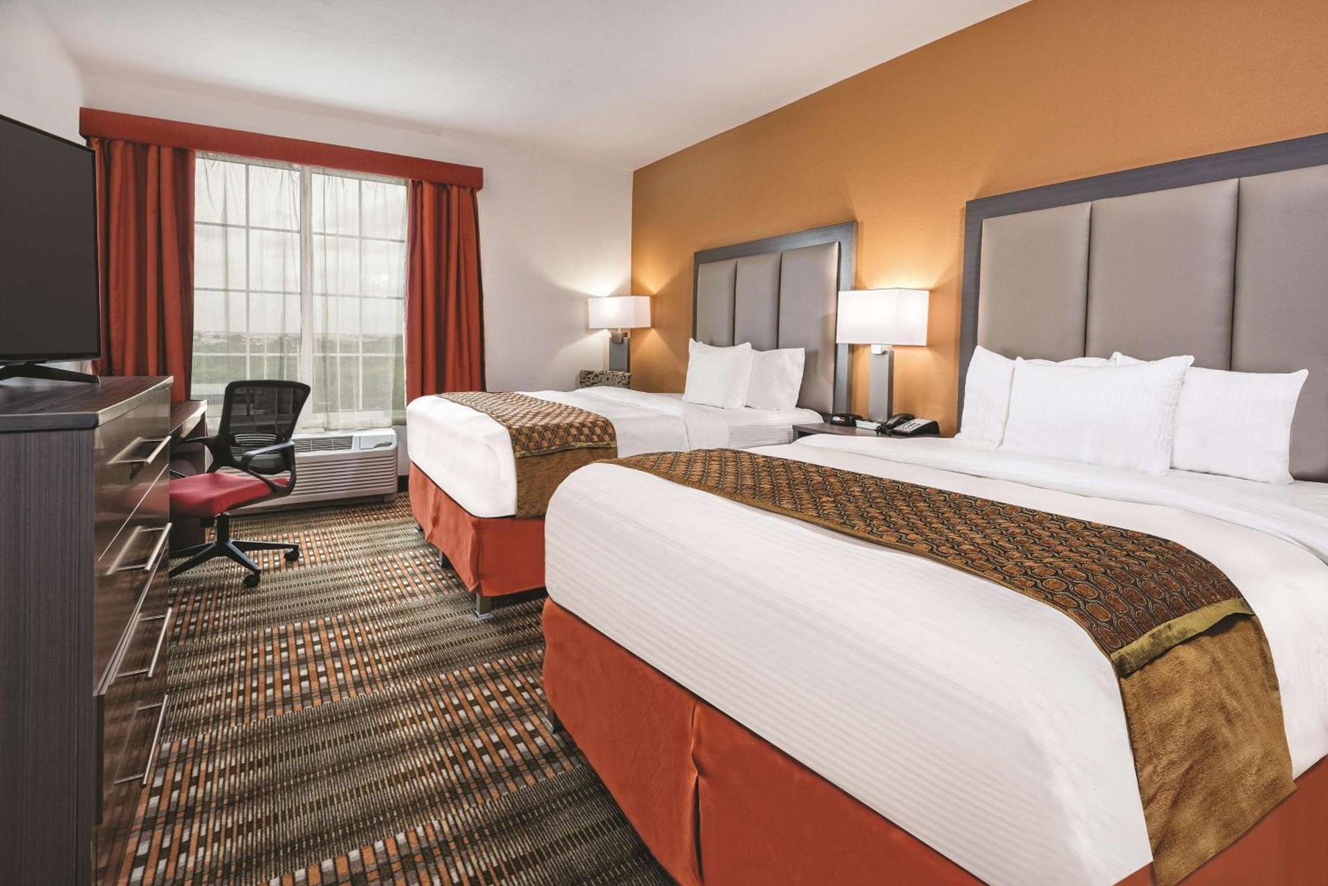 La Quinta by Wyndham San Antonio by Frost Bank Center photo 13