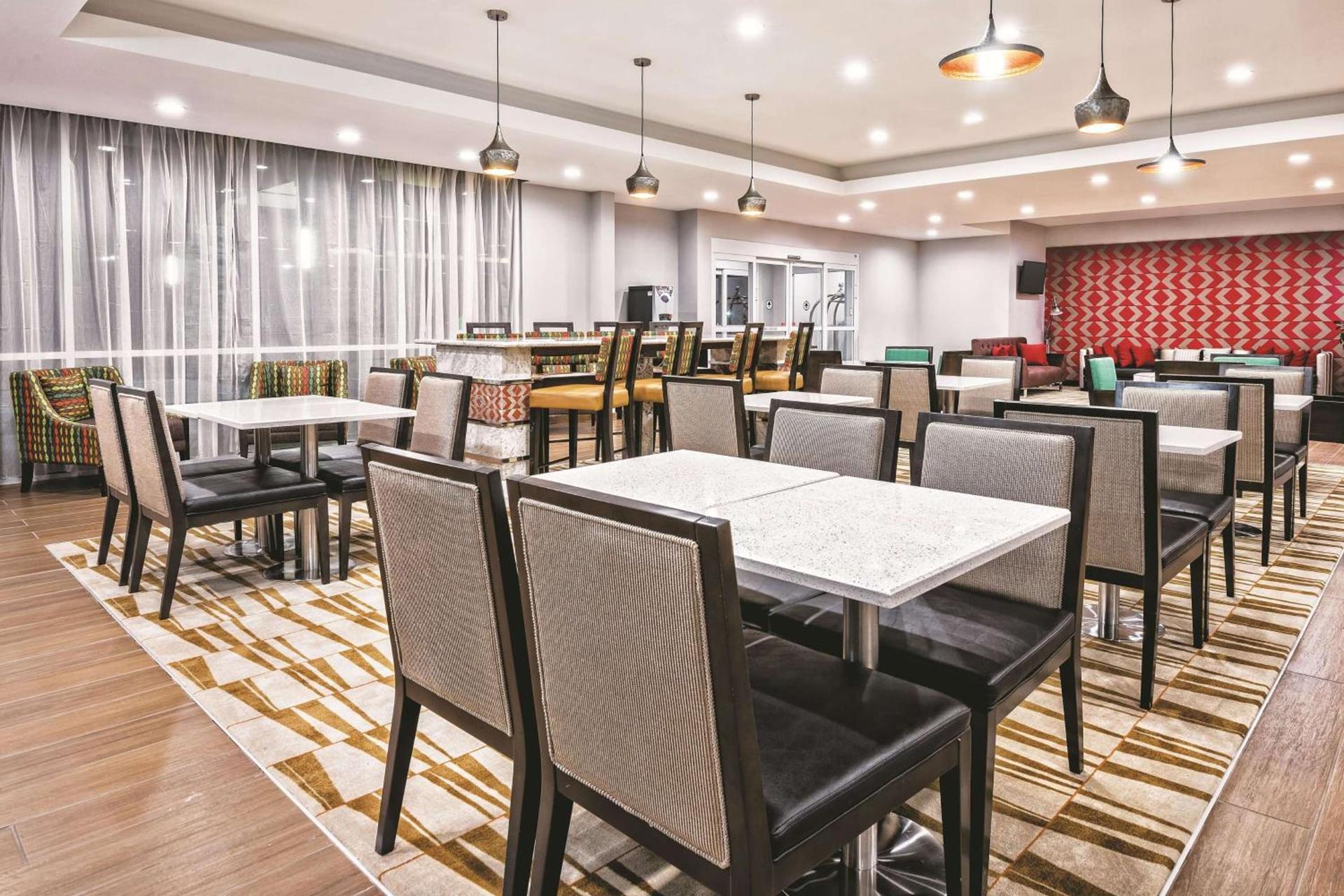 La Quinta by Wyndham San Antonio by Frost Bank Center photo 14