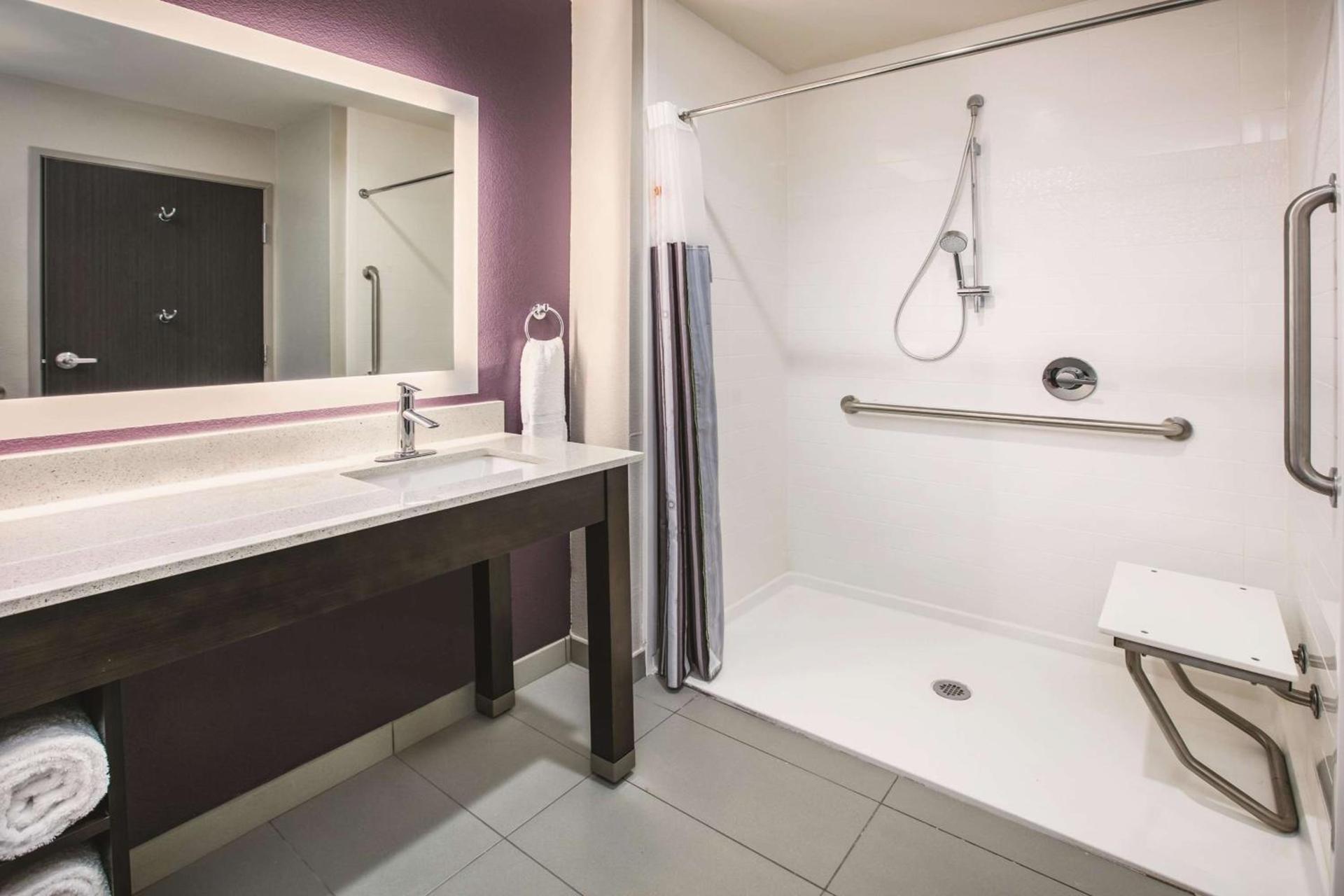 La Quinta by Wyndham Dallas - Richardson photo 5