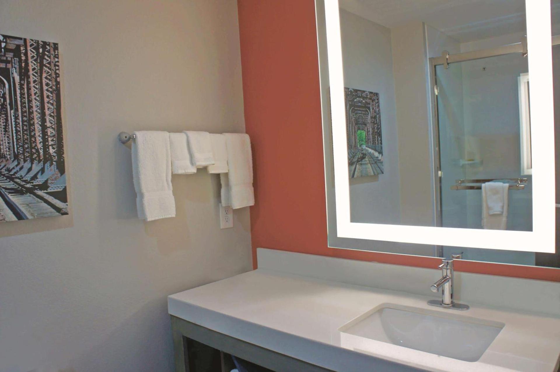 La Quinta by Wyndham Pittsburg photo 40