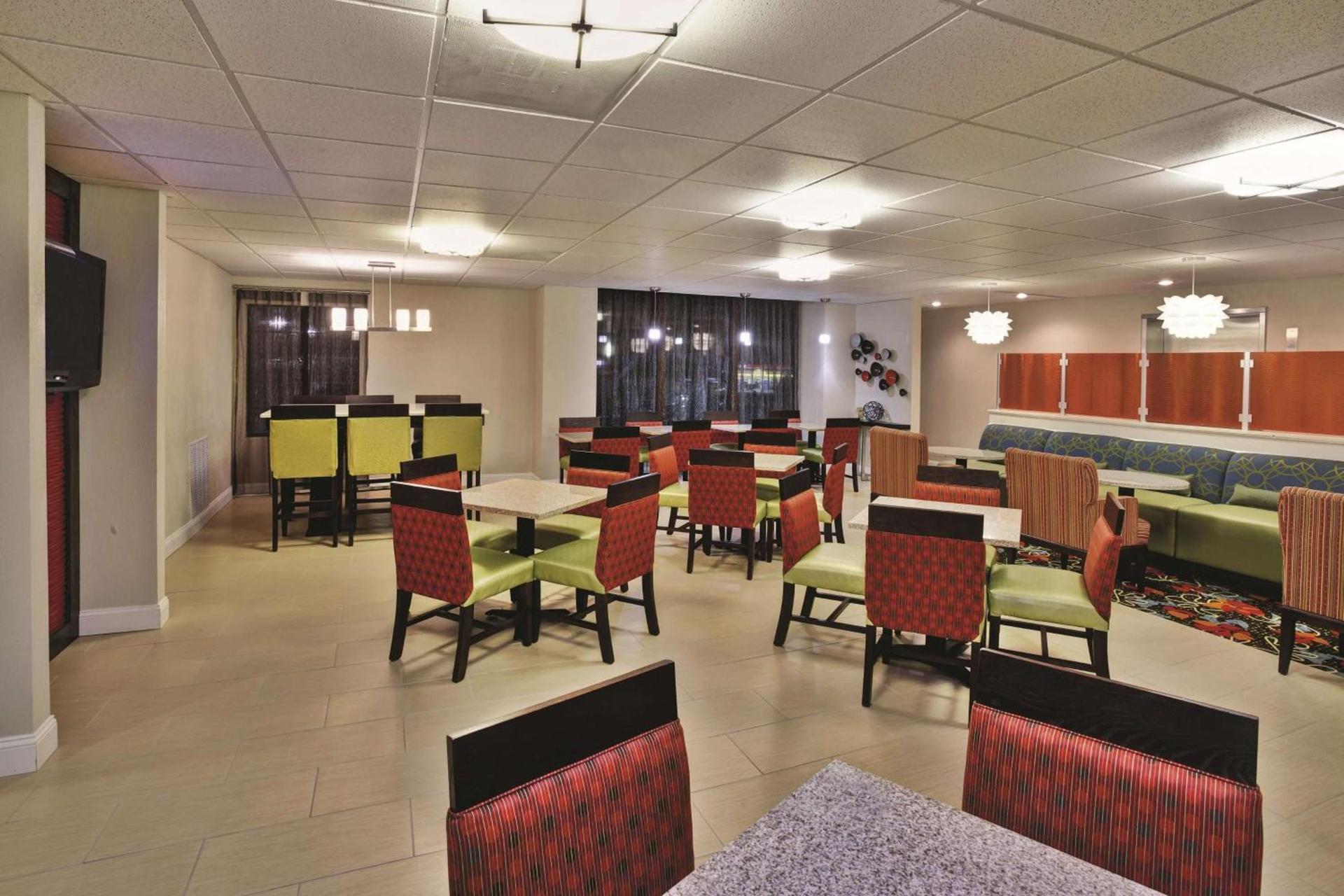 La Quinta by Wyndham Elkview - Charleston NE photo 46