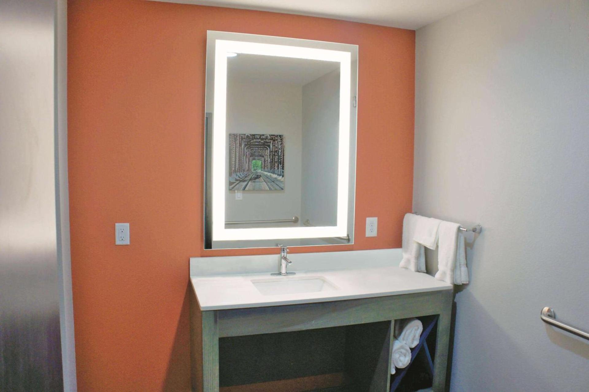 La Quinta by Wyndham Pittsburg photo 37