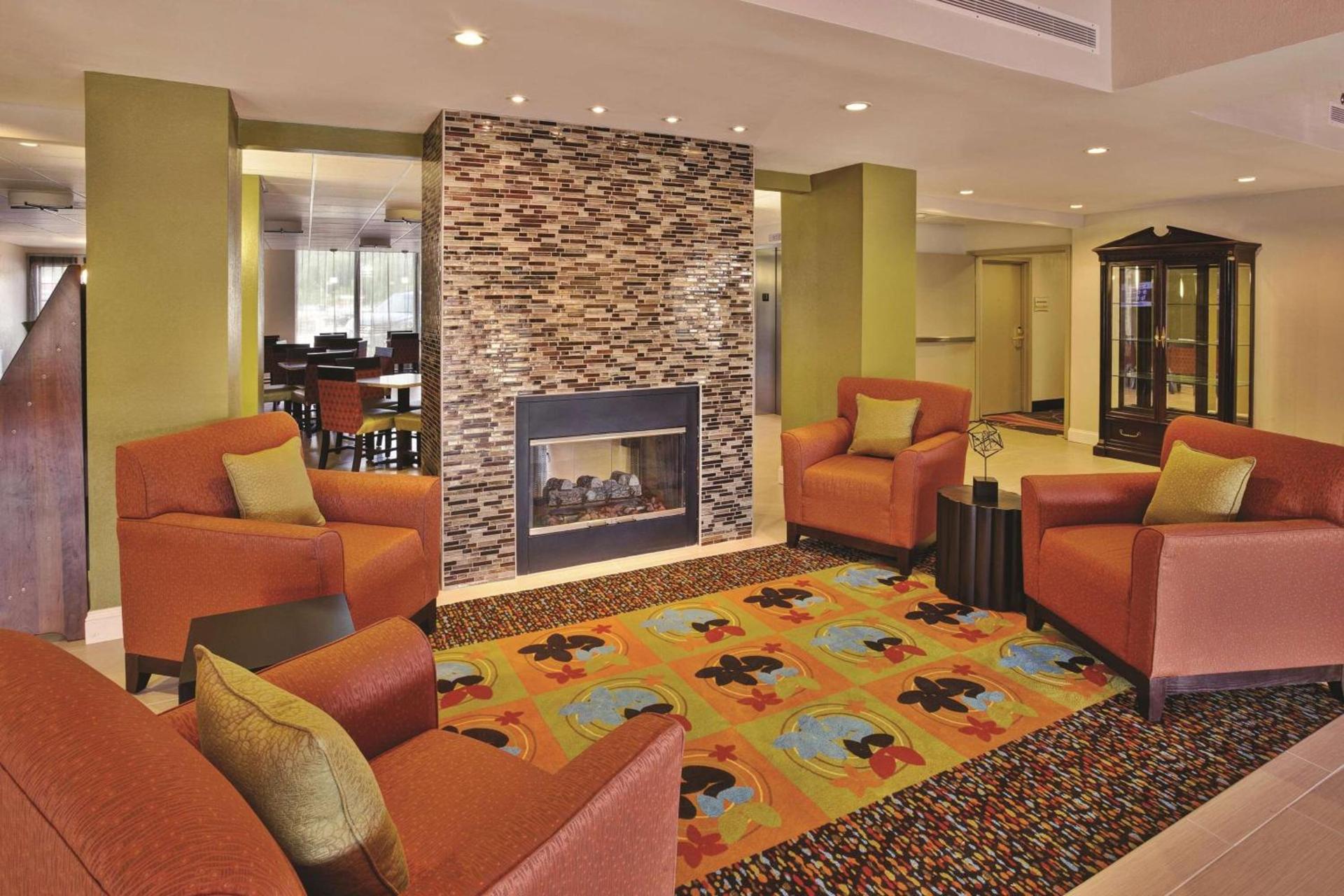 La Quinta by Wyndham Elkview - Charleston NE photo 6