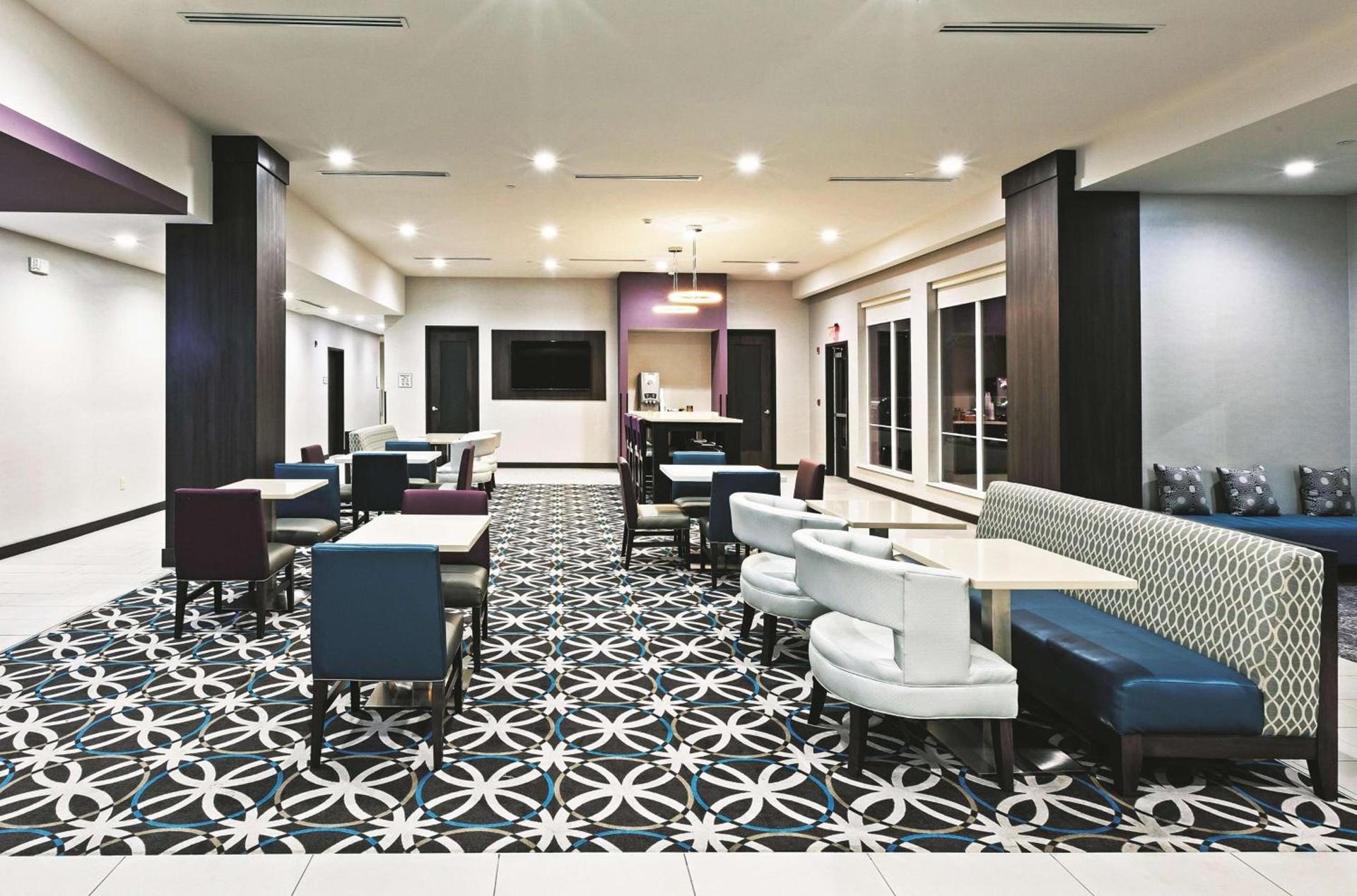 Comfort Inn & Suites photo 17