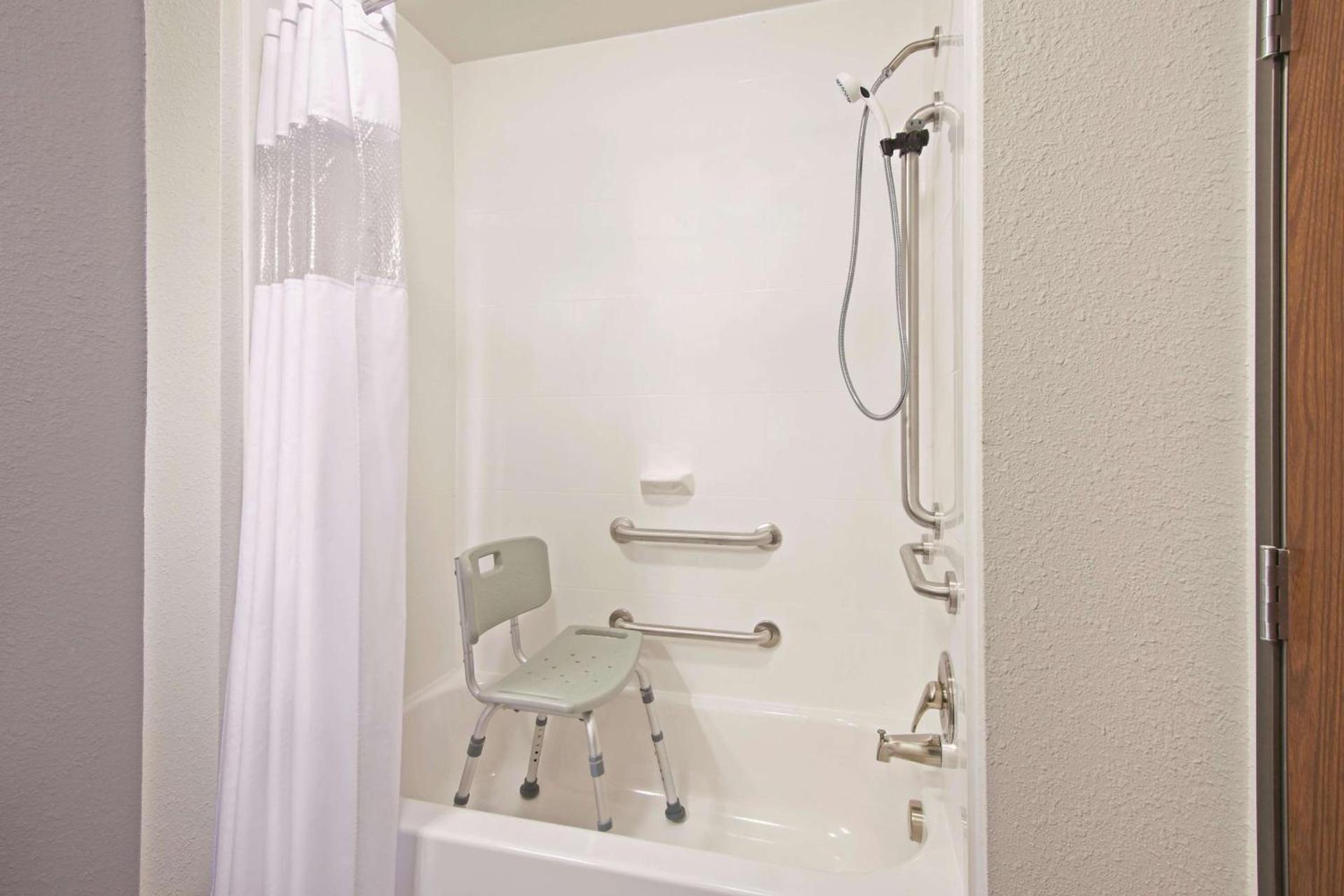La Quinta by Wyndham Morgantown photo 16