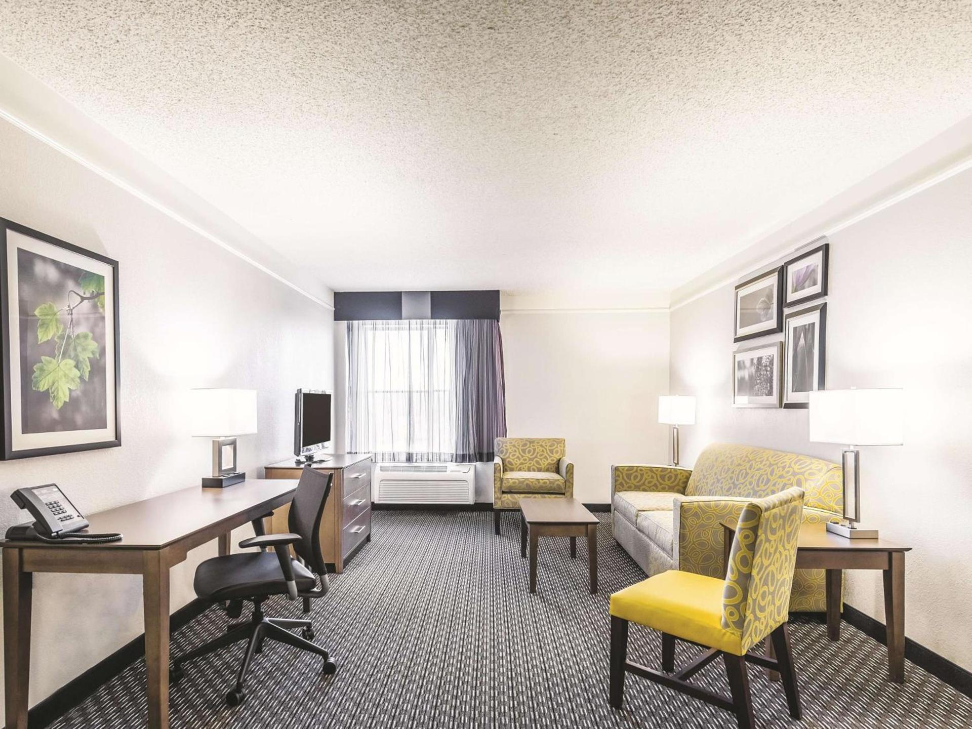 La Quinta by Wyndham Cincinnati Sharonville photo 26