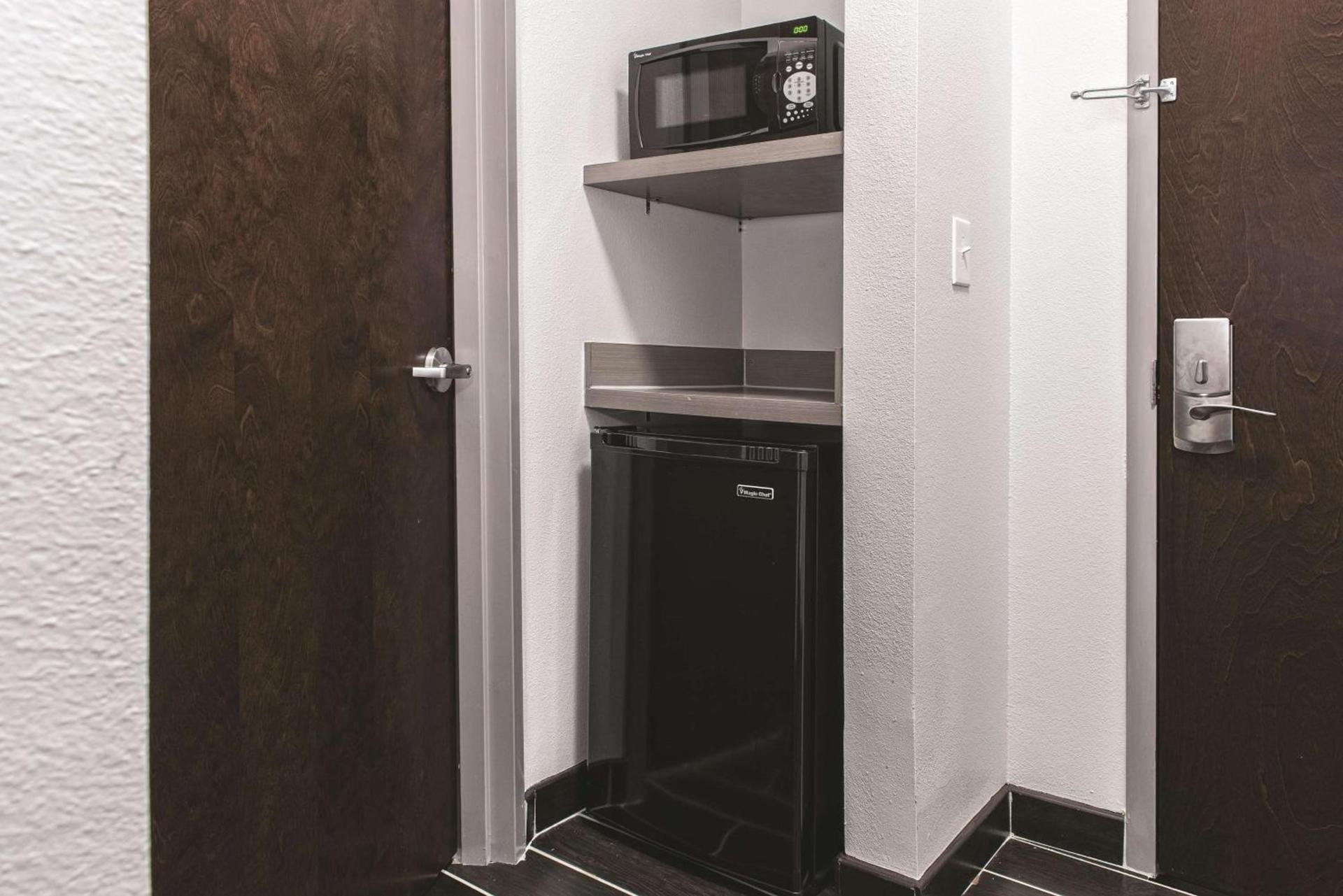La Quinta by Wyndham San Antonio by Frost Bank Center photo 17