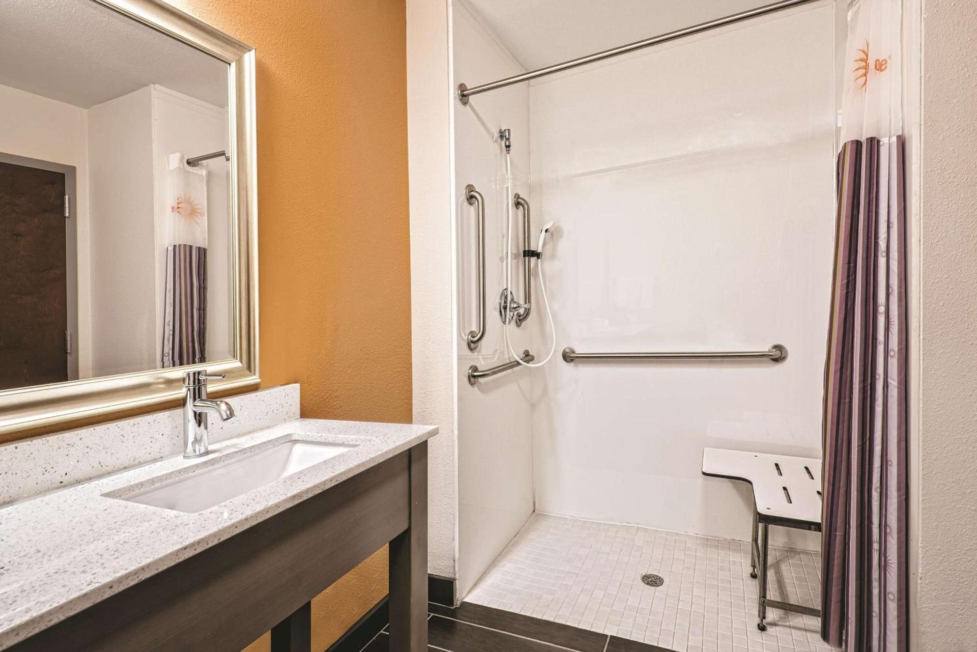 La Quinta by Wyndham San Antonio by Frost Bank Center photo 20