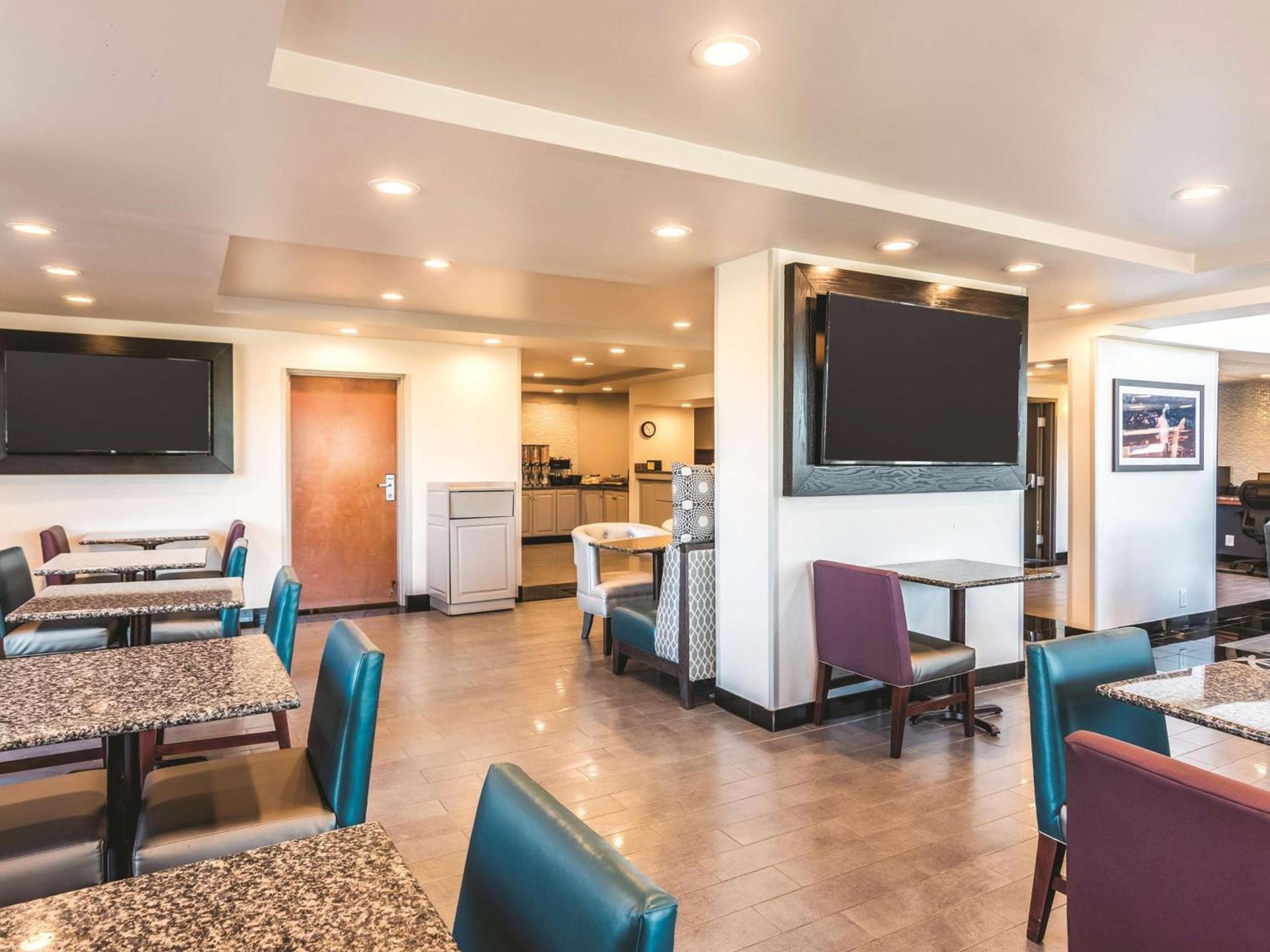La Quinta by Wyndham Colorado Springs North photo 11