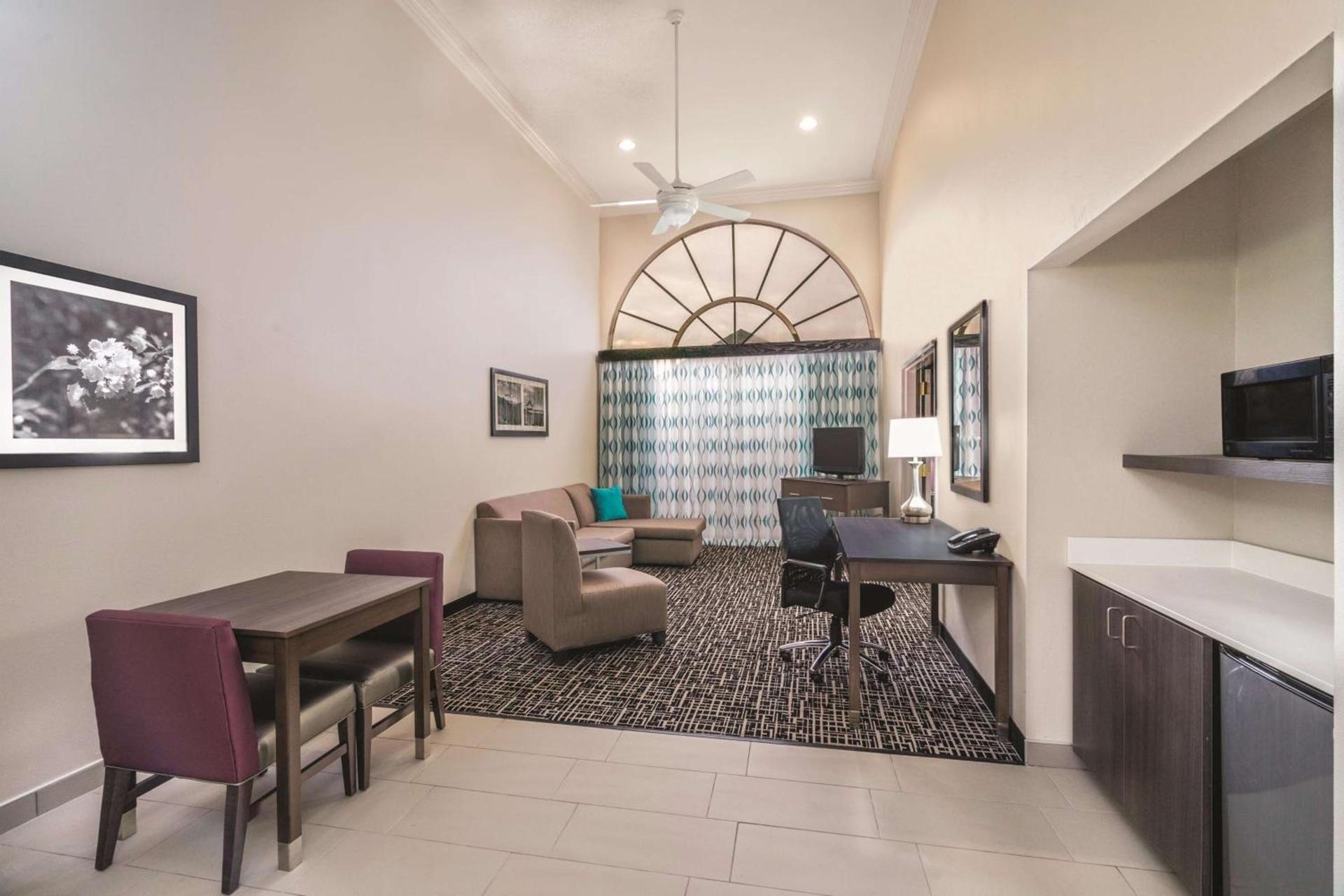 La Quinta by Wyndham Loudon photo 5