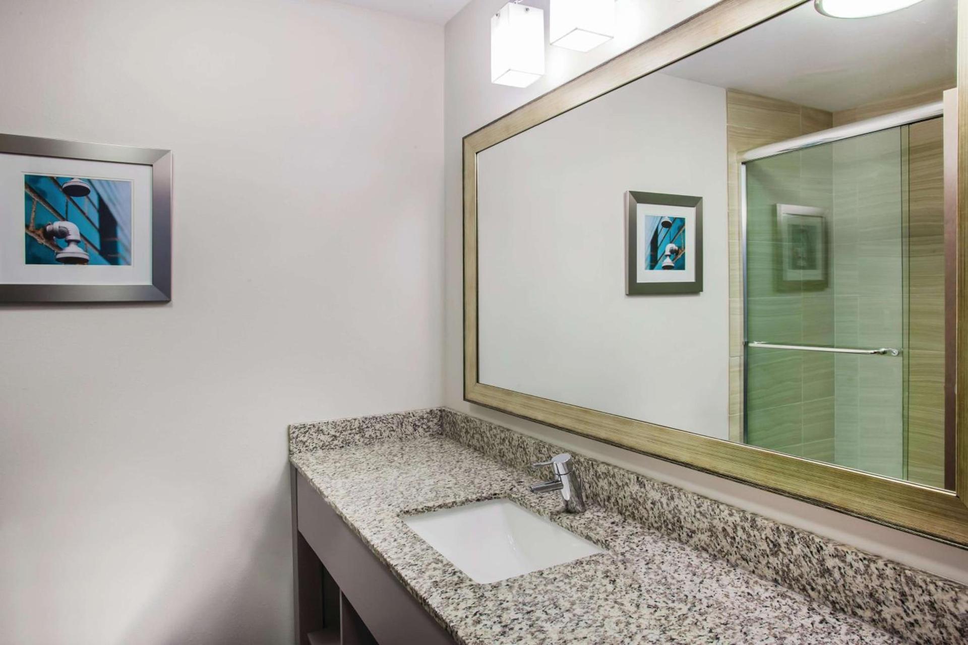 La Quinta by Wyndham St. Paul-Woodbury photo 12