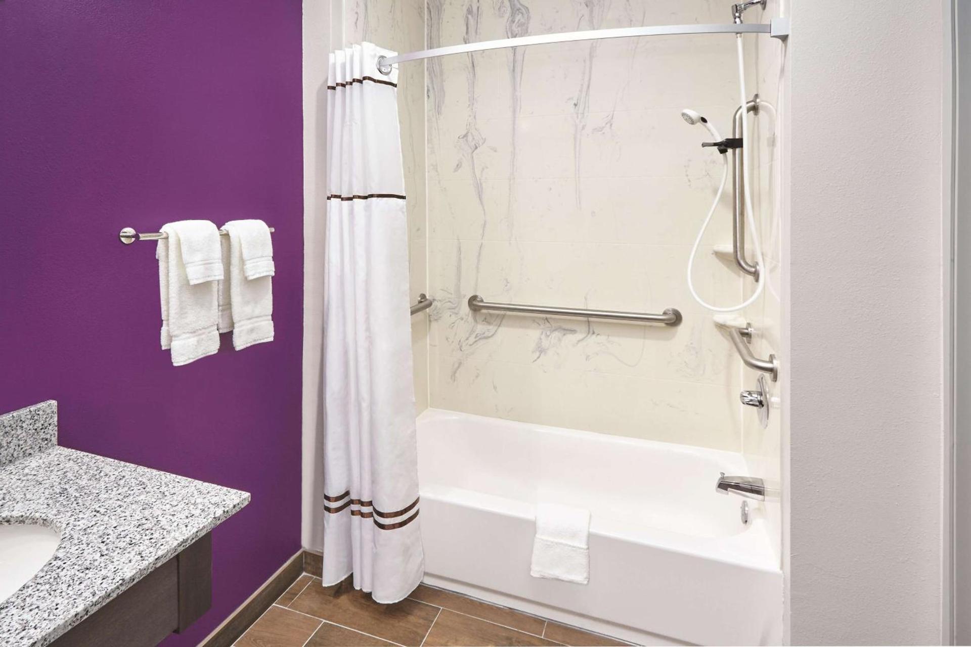 La Quinta by Wyndham Springfield IL photo 8