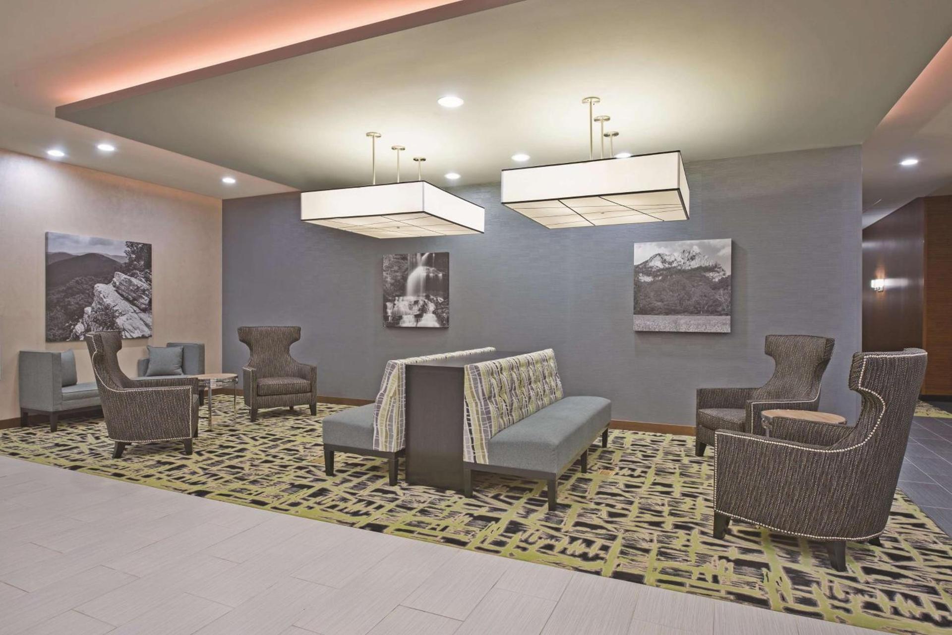 La Quinta by Wyndham Morgantown photo 2