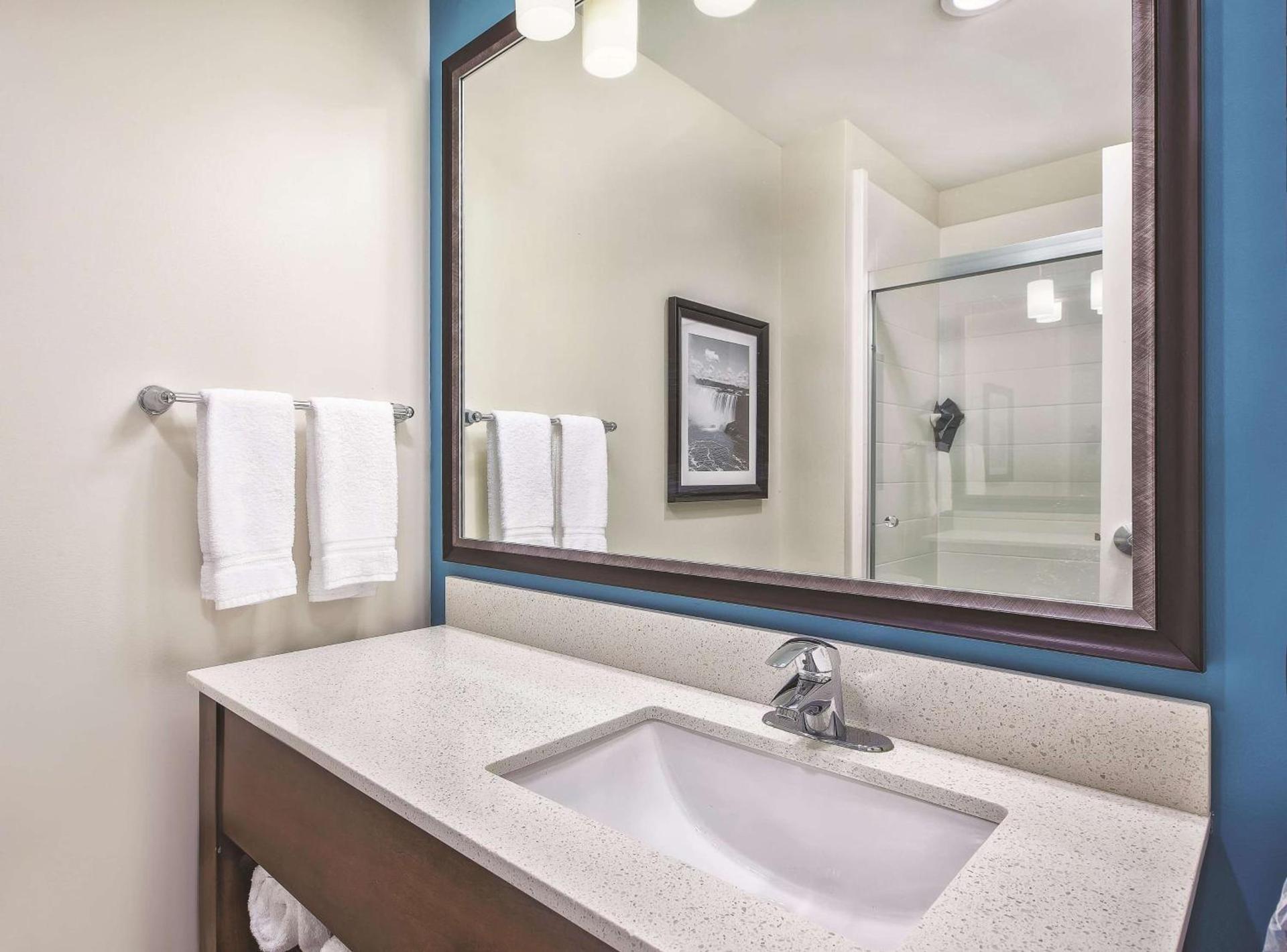 La Quinta by Wyndham Niagara Falls photo 7
