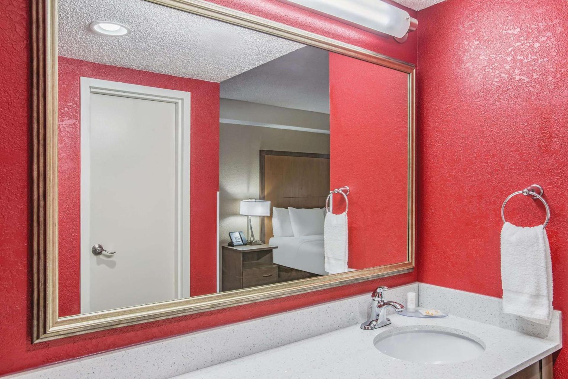 La Quinta Inn & Suites by Wyndham DC Metro Capital Beltway photo 35