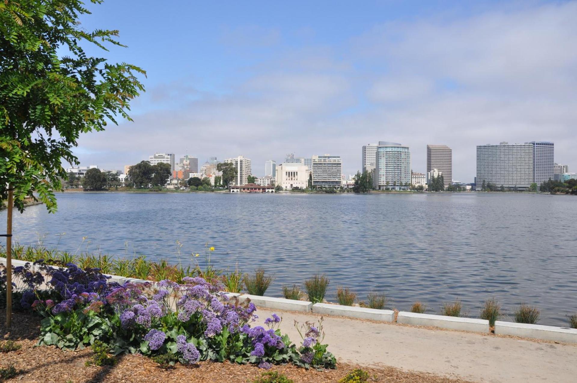 Econo Lodge Oakland Lake Merritt Area photo 11