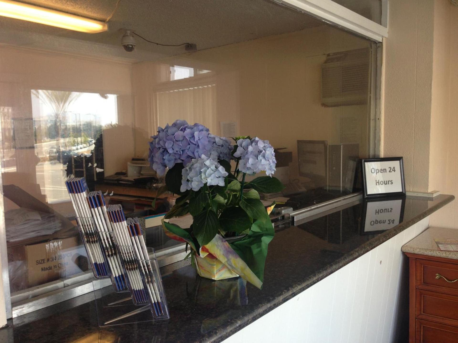 Econo Lodge Oakland Lake Merritt Area photo 13